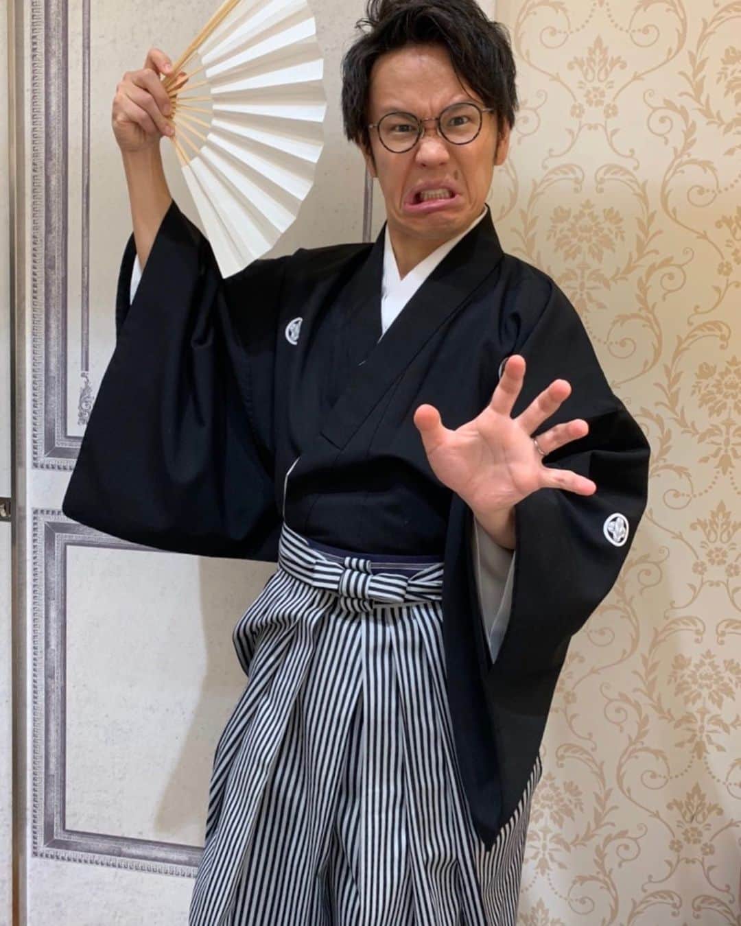 きむちゃんのインスタグラム：「すゑひろがらずと申します。  #着せられてる感がエグい #左手の弱々しいパーもやめなさいよ #口が逆さ富士 #絶妙におもんない顔 #よし。 #漫才に心臓を捧げよっと。」