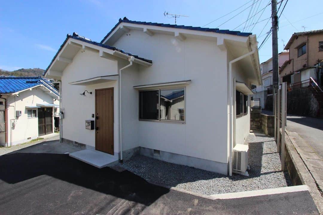 ALLHOUSE R×Lのインスタグラム：「ブルーの屋根が可愛い平屋⁠ ．⁠ ．⁠ 外壁塗装・サッシ交換等を行うことで築年数50年の⁠貸家もここまで綺麗に生まれ変わります🔥 .⁠ ．⁠ Beforeは右へスワイプ☞⁠ .⁠ .⁠ .⁠ .⁠ .⁠ ----------------------------------------------⁠ その他施工事例はコチラ☞@allhouse_pm　⁠ ----------------------------------------------⁠ .⁠ .⁠ .⁠ .⁠ .⁠ .⁠ #ビフォーアフター #平屋 #外壁塗装 #オールハウス #オールハウスPM #賃貸 #広島賃貸 #賃貸住宅 #賃貸物件 #住まい #プロパティマネジメント #デザイナーズ賃貸 #賃貸リノベーション #リノベーション #リフォーム #無垢フローリング #アクセントクロス #建築 #工務店 #インテリア #賃貸暮らし #家主 #賃貸経営 #おうち時間 #ステイホーム #renovation #reform #DIY #design」