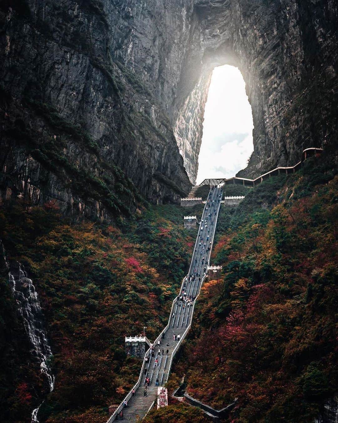 BEAUTIFUL DESTINATIONSさんのインスタグラム写真 - (BEAUTIFUL DESTINATIONSInstagram)「999 steep and narrow steps leading to Tianmen Cave or "Heaven's Gate", one of the highest naturally formed arches in the world! This door-like cave was formed as a result of soil erosion. It’s alleged that in year 263, a large chunk of the mountain just fell off, creating a huge cavity.  They say it's like climbing the stairway to heaven's door. Do you agree? 🚪☁️   📸 @rkrkrk 📍Tianmen Cave, Zhangjiajie, China」9月4日 12時06分 - beautifuldestinations