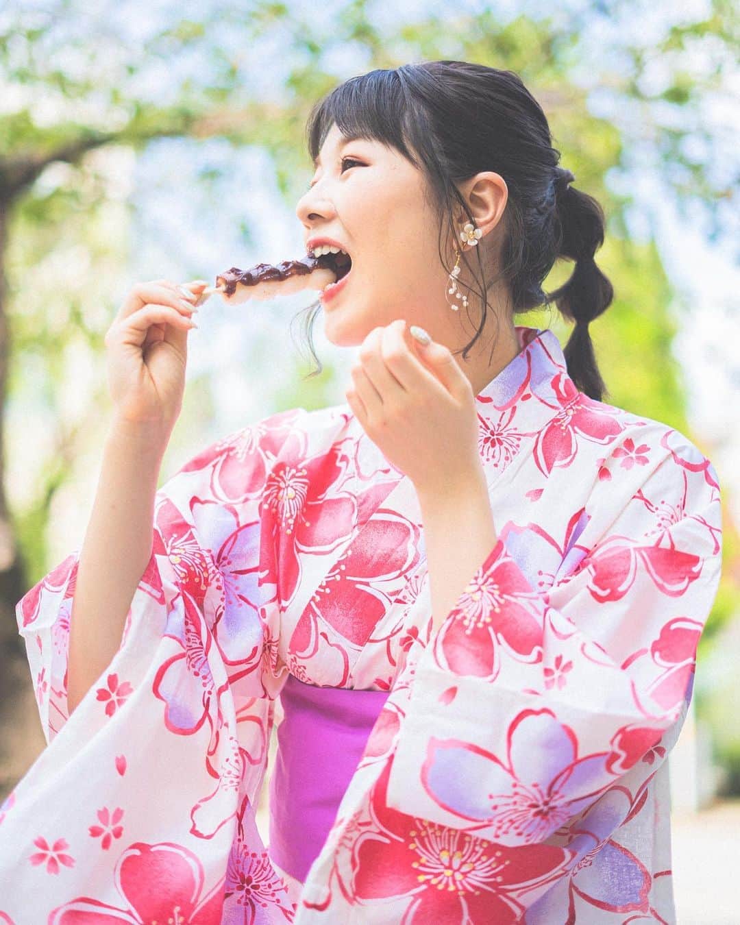 のインスタグラム：「﻿ ﻿ 🍡おだんご🍡﻿ ・﻿ ♡﻿ ・﻿ みんなはだんご好きですか？﻿ 私はとっても好き🤤﻿ みたらしだんごと、﻿ ごまだんご好きー🍡🌷﻿ ぴかぴか泥だんご作りも好きで、﻿ 作って遊具の下に隠してたなぁ😂﻿ ・﻿ ♡﻿ ・﻿ ♡﻿ ・﻿ #浴衣﻿ #浴衣ヘア﻿ #浴衣ヘアアレンジ  #浴衣女子 #浴衣撮影﻿ #撮影﻿ #上野﻿ #商店街﻿ #お団子 #だんご #あんこ﻿ #泥だんご﻿ #中西香菜」