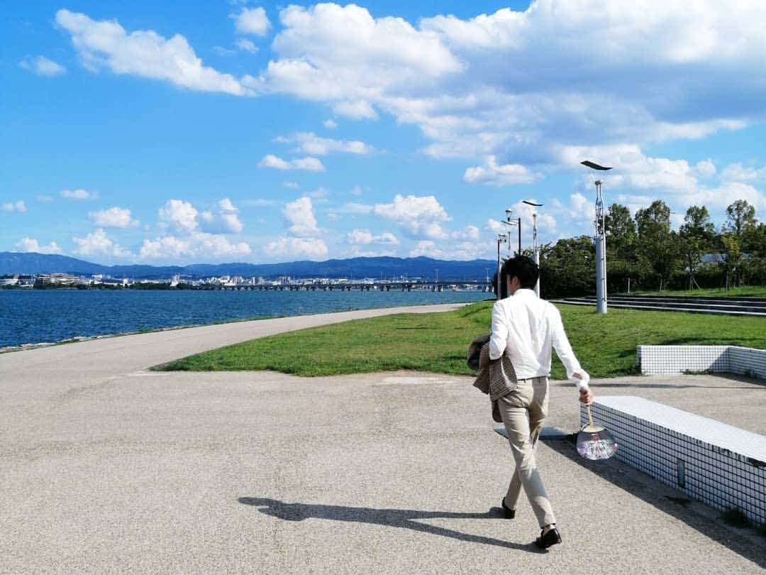 林智美 さんのインスタグラム写真 - (林智美 Instagram)「先日、 琵琶湖岸で撮影がありました📷️ 見事な青空！長袖、大変！でした。笑  でもそのあたりを隠しながら、 きっといい感じになってるはず！笑 また出来上がったら報告します🙌  #琵琶湖 #びわ湖 #レイクサイド #撮影 #滋賀 #大津 #FM滋賀 #eradio #ラジオDJ」9月4日 12時07分 - h_tomomi_i