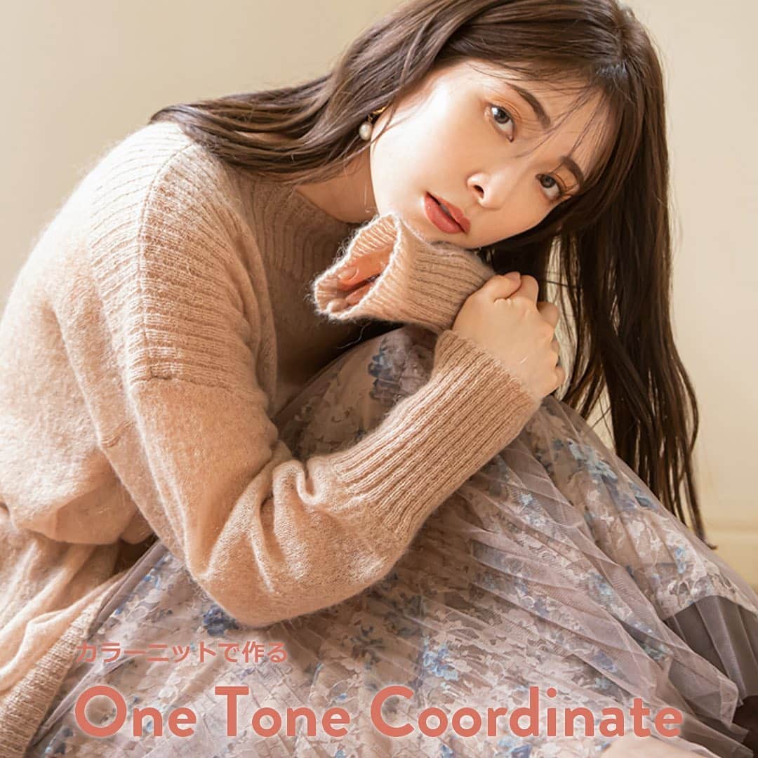 のインスタグラム：「【カラーニットで作るOne Tone Coordinate】﻿ カラーニットで作る好印象コーデをご紹介。﻿ 気分を明るくしてくれるカラーニットアイテムは﻿ この秋必見です。﻿ オフィシャルサイトよりチェックしてみてください。﻿ https://www.jillstuart.jp/js_contents_knit2009.html  ﻿ #jillstuart #color #knit #onetone #2020aw  #autumn #september #fashionstyle #recomended」
