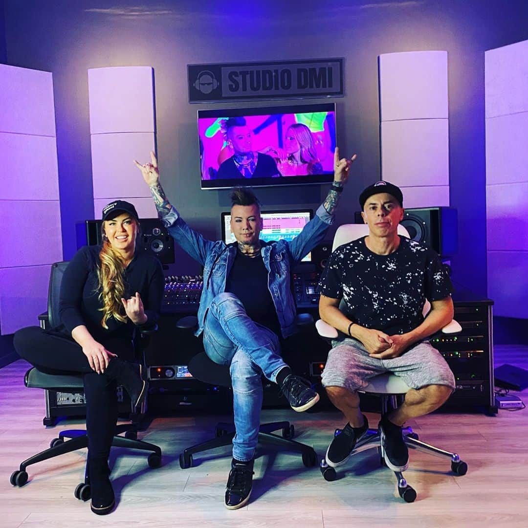 DJアシュバさんのインスタグラム写真 - (DJアシュバInstagram)「Just finished filming something very special for all of you @studiodmi with 3X Grammy @lucapretolesi and @calituckermusic Stay tuned for the full interview!!  . Watch the official video for Hypnotic and add it to your playlists!! (Link in bio) #newmusic #newsound #edm #rock #guitar #theabducted Filmed by @level8studios」9月4日 11時59分 - ashba
