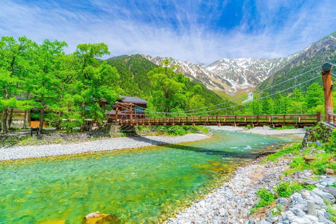 THE GATEのインスタグラム：「【 Kappa Bridge// #Nagano 】 Kappa Bridge is a suspension bridge over the Azusa River in the center of Kamikochi. l The structure of the bridge is wooden and it has become a distinctive symbol of Kamikochi. It inspired the 1927 novel, “Kappa,” by Ryunosuke Akutagawa, in which the narrator and protagonist journeys to Kamikochi only to stray into the mysterious land of the kappa, a quirky race of water spirits from Japanese folklore.  . ————————————————————————————— ◉Adress 4468 Azumikamikochi, Matsumoto, Nagano ————————————————————————————— Follow @thegate.japan for daily dose of inspiration from Japan and for your future travel.  Tag your own photos from your past memories in Japan with #thegatejp to give us permission to repost !  Check more information about Japan. →@thegate.japan . #japanlovers #Japan_photogroup #viewing #Visitjapanphilipines #Visitjapantw #Visitjapanus #Visitjapanfr #Sightseeingjapan #Triptojapan  #粉我 #Instatravelers #Instatravelphotography #Instatravellife #Instagramjapanphoto #Kamikochi #Summerresort #避暑勝地 #피서지 #lugardeveraneo #hiking #하이킹 #excursionismo #mengembara  #kappabridge」