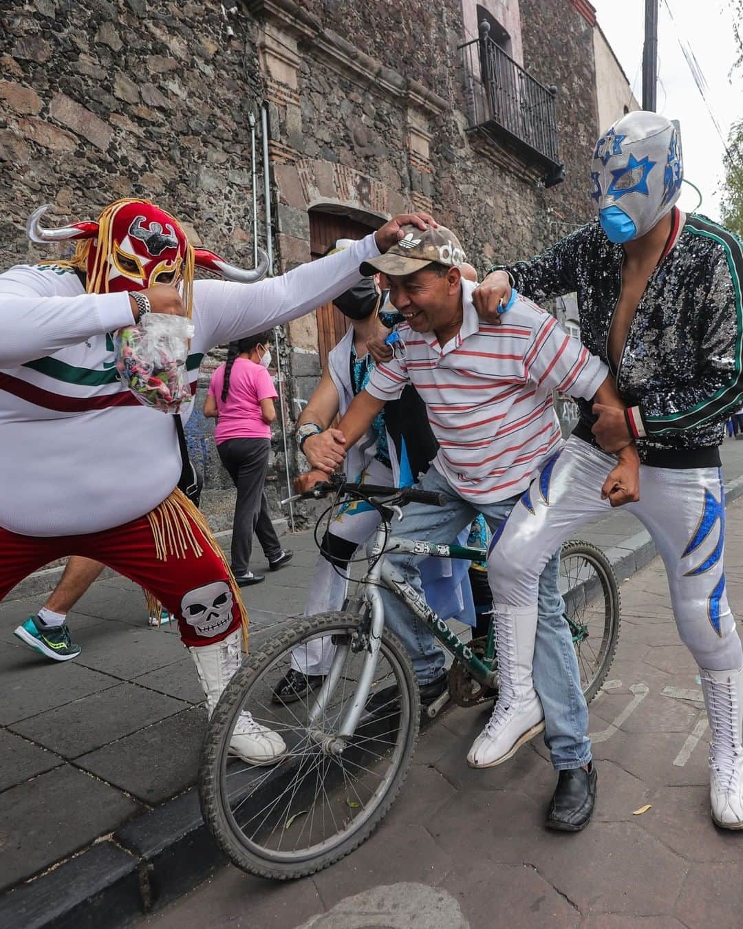 Primer Impactoさんのインスタグラム写真 - (Primer ImpactoInstagram)「La particular forma en la que luchadores enmascarados reparten mascarillas en las calles y le llaman la atención a quienes no se protegen contra el #covid19.  Lo hicieron en el marco de una campaña de cultura ciudadana de la Alcaldía de Xochimilco, en México.  Los luchadores Ciclonico, Hip Hop Man y Gran Felipe Jr. también dieron muestras de desinfectantes para manos a quienes se encontraban en la calle.  ¿Te gustó la idea? Deja tu opinión en los comentarios 👇🏼.  Fotos: Hector Vivas / Getty Images Sport.」9月4日 12時00分 - primerimpacto