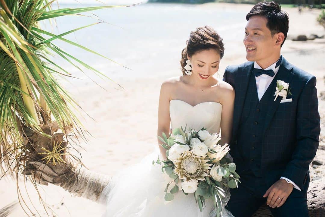 RealWeddingsのインスタグラム：「ヘアアレンジひとつで雰囲気も変わって楽しみが増える。ヘアメイクさんとああしたいこうしたい♡とお話ししながらすごすひと時も、ハワイウエディングの大切な想い出の１つに。  ＊＊＊ ﻿ Planning:@realweddings_hawaii﻿ Photo:@plemeri @visionarijapan  ﻿Hair&Make Up:@rie_utahm Flower:@flowersfortwo Venue:@kahala_resort  #ハワイ挙式#ハワイウェディング#ハワイ婚#リゾ婚#リゾ婚ハワイ#海外ウェディング#ハワイ結婚式#お洒落花嫁さんと繋がりたい#プレ花嫁#フォトウェディング#海外挙式#花嫁準備#日本中のプレ花嫁さんと繋がりたい#全国のプレ花嫁さんと繋がりたい#リゾートウェディング#2020冬婚#2021春婚#結婚式準備﻿#カハラホテルウェディング  #hawaii#wedding#instawedding#instaphoto#hawaiiwedding#hawaiiweddingplanner#realweddings_hawaii#kahalawedding」
