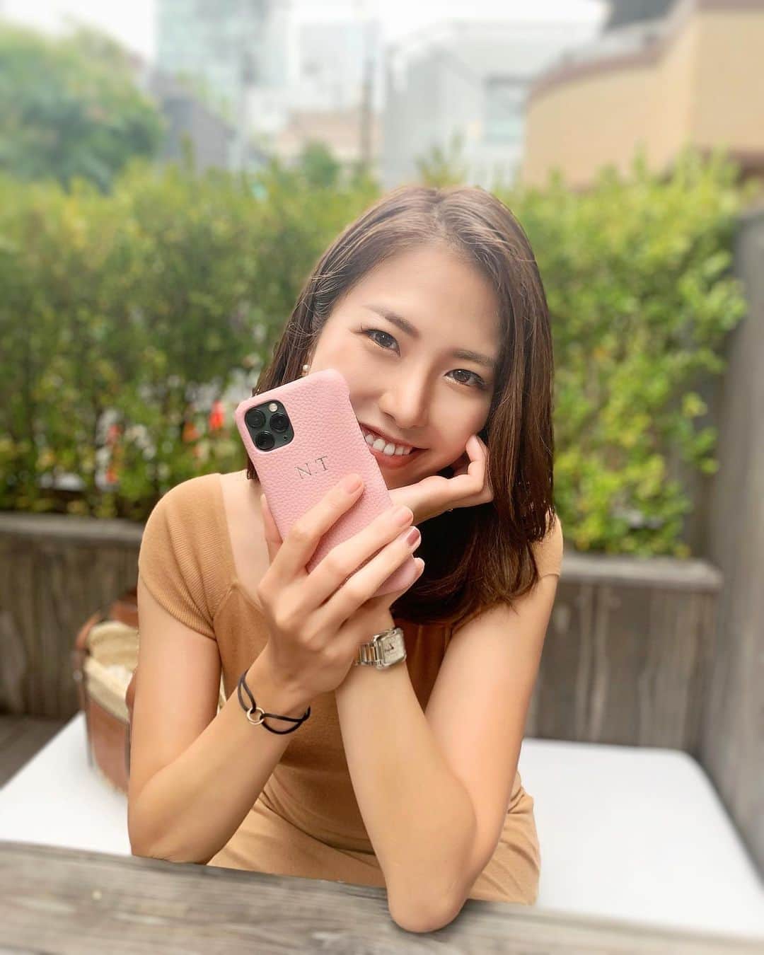 のインスタグラム：「* 新しいiPhoneケース❤️ @maisondesabre のものだよ☺️  レザーカラーは沢山の色から選べて、 イニシャルなども入れられるの✨ わたしはピンク×シルバー文字にしました♩ 自分だけのデザイン嬉しい🥰  素材も色合いも大人っぽくてお気に入り☺️❤️  #maisondesabre #メゾンドサブレ #iphoneケース #makeyourmark」