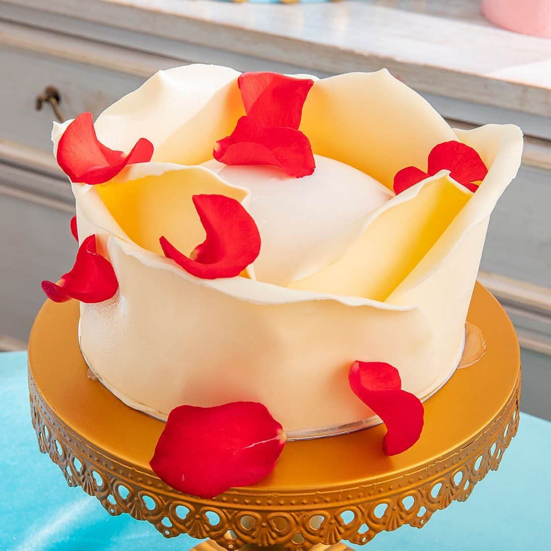 のインスタグラム：「『薔薇のつぼみをあなたへ』はペッシュブラン（白桃）とライチ入りココナッツクリームとはちみつのムース。﻿  「マリー・アントワネット　スイーツ・オートクチュール」では、シェフが目の前でチョコレートを薔薇の花びら型に仕上げてご提供します。﻿ ﻿ 🌹こんな時期こそスイートな思いを大切な方へ伝える・・・そんな優しい気持ちが芽生えるお菓子です。﻿ ﻿ ヒルトン・クリーンステーの対策として、﻿ ・十分な距離を保った空間をご用意しています。﻿ ・スタッフはマスク、手袋を着用しています。﻿ ・ご入店時は消毒スプレーの使用をお願いしています。﻿ ・ご来店時、お席を立たれる際、またお帰りの際にはマスクの着用をお願いします。﻿ ・体調がすぐれない、熱があるなどの場合はご入店をお断りさせていただきます。﻿ ﻿ Wifi無料のデイユースプランや最大30%オフのサマーセールも現在ご提供していますので、HPや近くのスタッフにお問い合わせください。﻿ お得な宿泊プラン情報は公式HPをご覧ください。」