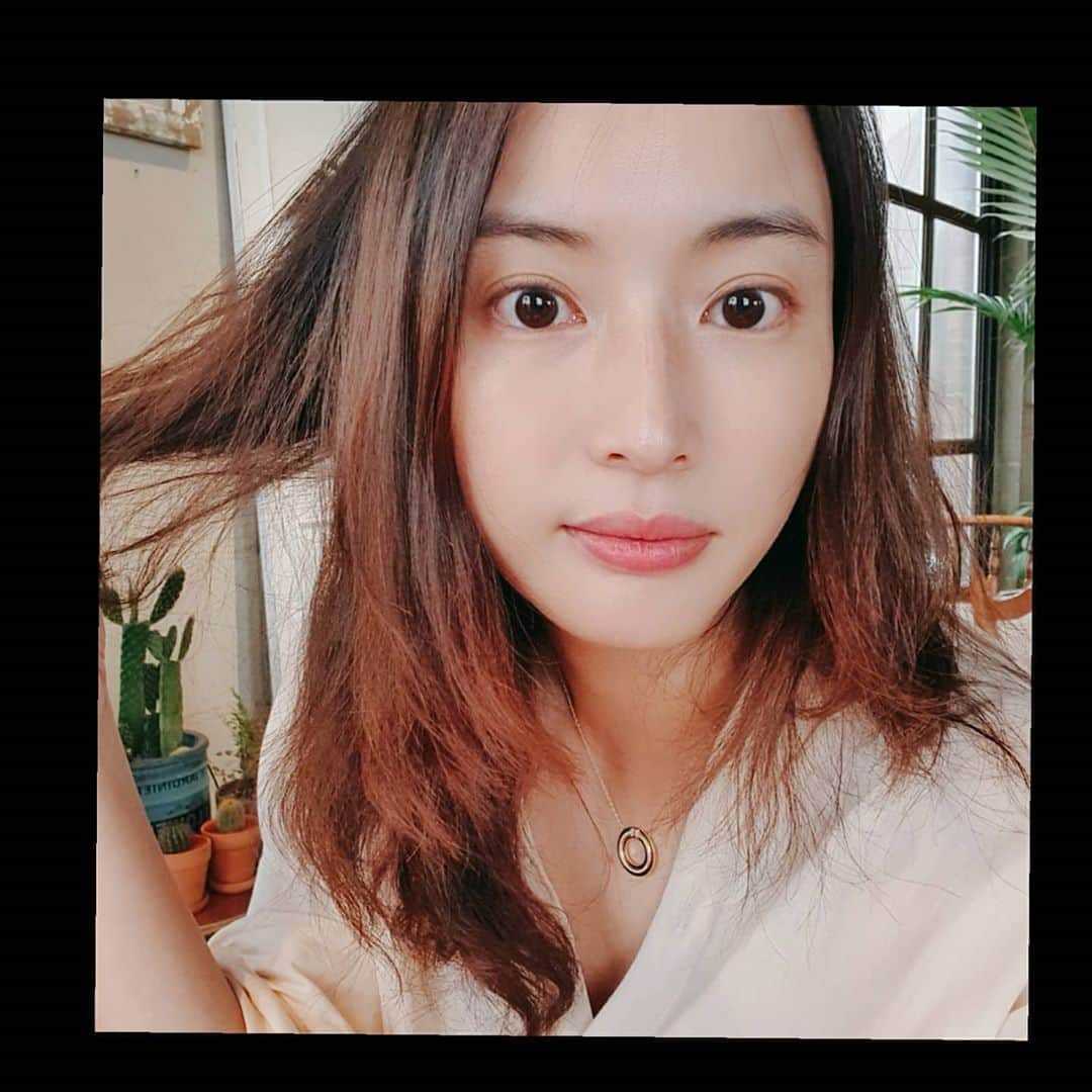 チョン・ダへのインスタグラム：「코로나에 온라인 수업으로 강제집콕을 하다보니,  지난번 먹었던 브런치도 그립고... 다른 사람이 나를 찍어준 게 언제였나....?싶고  사람이 사람을 무서워하고 또 사람을 그리워하는 이상한 이 상황...  #딸래in제주 #제주맘 #제주살이 #온라인수업 #돌밥돌밥돌간식돌밥 #유치부온라인은 #불가능한미션 #태풍이또온다고 #하이선 #안녕아들인가 #그럼엄청쎈놈이겠군 #의식의흐름 #정신줄을놓쳤음」