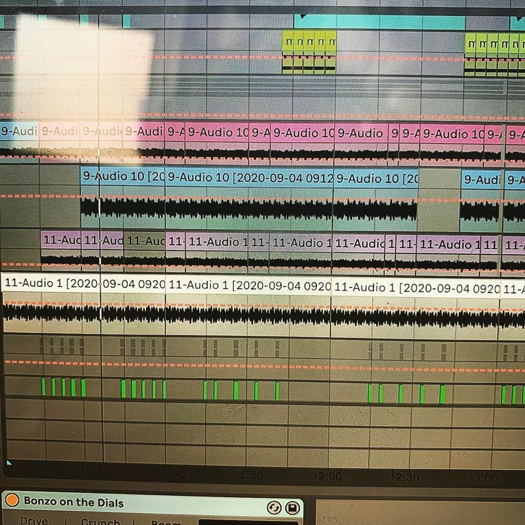 DJ AMIGAのインスタグラム：「Smoky pastel track colors in autumn.🍁 . #drumbuss  #試してる  #abletonlive  #daw  #dtmusic #technomusic」