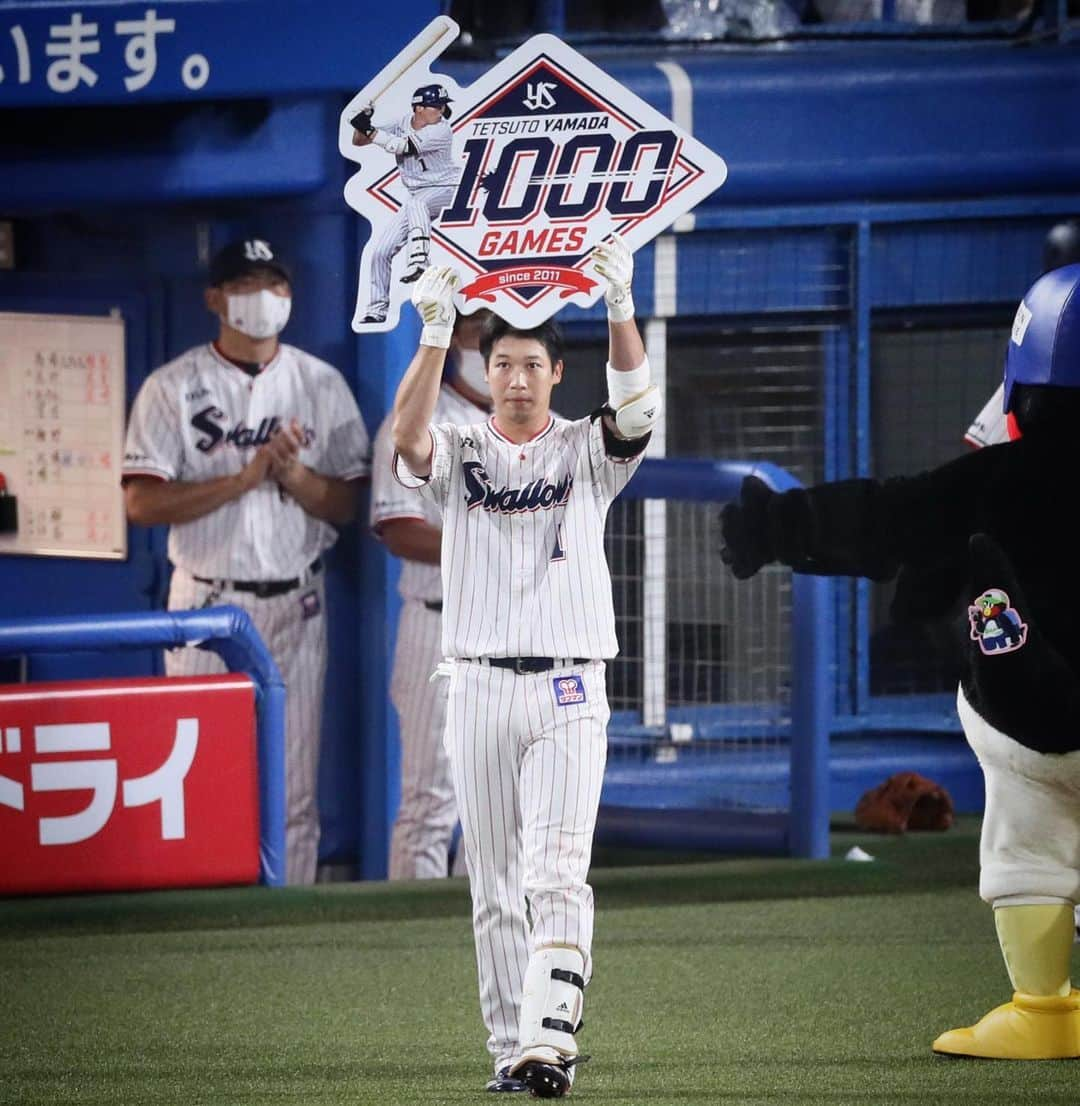 山田哲人のインスタグラム：「8月23日の試合で通算1000試合出場になりました。今日の試合前に表彰があるみたいです😊まだまだ通過点ですが、1試合でも多く試合に出れるように頑張ります！﻿ ﻿ #1000試合出場 #山田哲人 #tetsutoyamada #ty1」