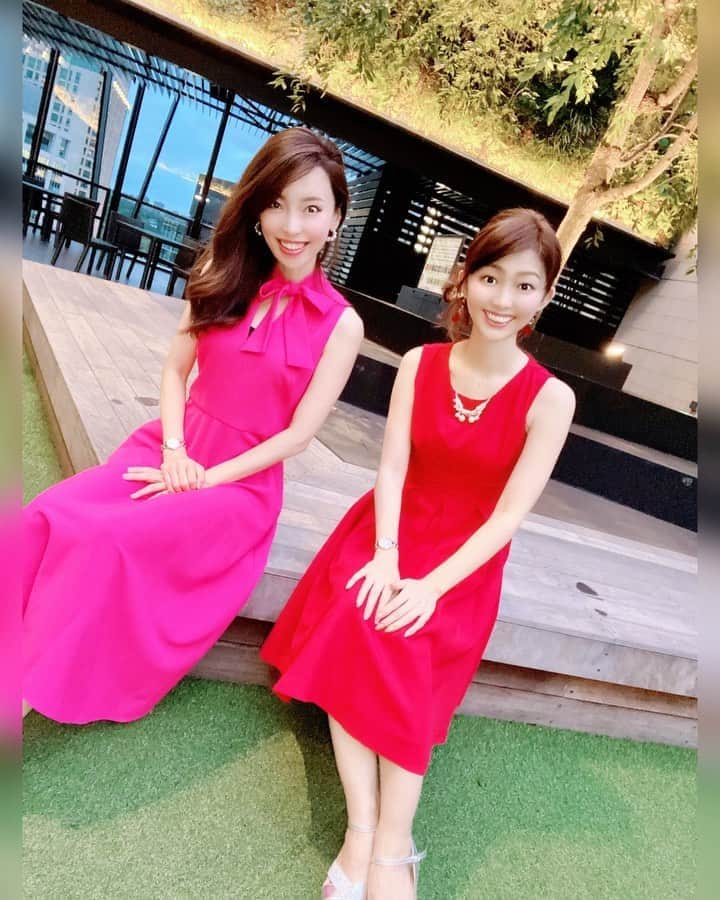 のインスタグラム：「打ち合わせなしで #双子コーデ  完成w 最近では…私のスマホも📱 どっちがどっちかわからない様で🤣 ピープルが私たち2人を ぐちゃぐちゃ認識してるw * 𖤐𝕔𝕠𝕕𝕖𖤐 👗 𝚘𝚗𝚎𝚙𝚒𝚎𝚌𝚎⇨ #dorrydoll 👡 𝚜𝚊𝚗𝚍𝚊𝚕⇨ #RandE * #東急プラザ銀座 #キリコテラス にて σ(´∀`ме)▷▶▷身長💃𝟙𝟞𝟝㎝/𝑓𝑟𝑒𝑒𝑠𝑖𝑧𝑒 ✼••┈┈┈┈┈┈┈┈┈┈┈┈┈┈┈┈••✼ #KIRIKOterrace #tokyuplaza #東急プラザ#お揃いコーデ #女子会コーデ #👗#コーデ #code #ootd  #夏コーデ #プチプラファッション #ワンピコーデ #fashion #outfit #coordinate #instafashion #コーディネート #ファッション #outfitoftheday #大人カジュアル #大人コーデ #cordinate #大人スタイル #おしゃれ好きな人と繋がりたい ✼••┈┈┈┈┈┈┈┈┈┈┈┈┈┈┈┈••✼」