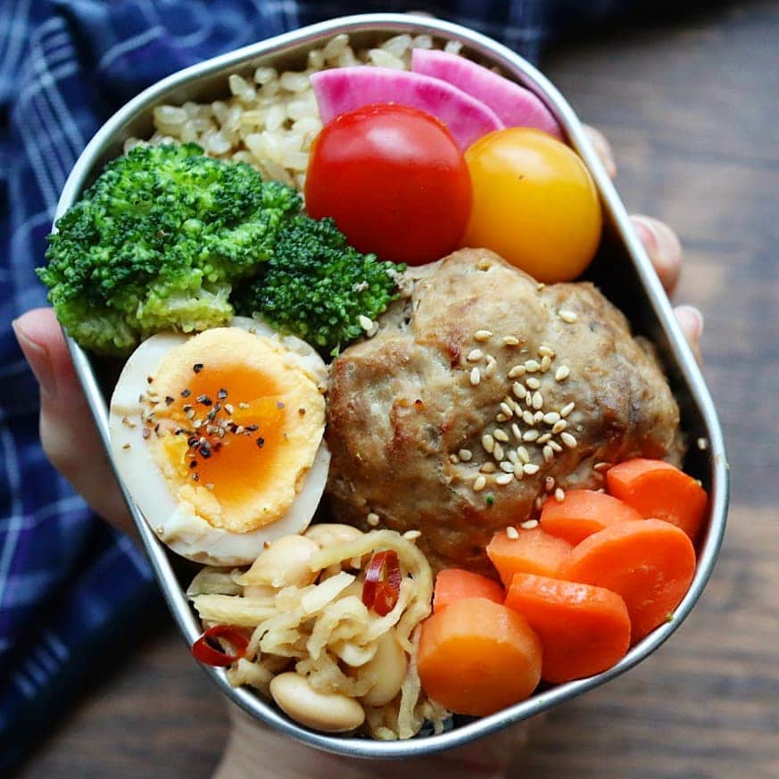 yukirichi119のインスタグラム：「2020/09/04(金) #2020ゆきりち弁当 ＊ おこんにちはー🖐 今日は、熱帯夜からの豪雨＆雷雨でした☔⛈️⚡ まるで南国🌺🌴🍹👙🐠 ココは秋田じゃなかったのかー😫 ＊ 今日のオット弁当🍱は、 青山すこやか本舗 @style_deli さんの ｢STYLE DELI  #スタイルデリ ｣✨ パーソナルトレーナーと管理栄養士が監修した 高タンパク質・低糖質・低カロリーの冷食ミールだよ。 ＊ メインはハンバーグ𓌉◯𓇋 玄米と付け合わせの ブロッコリーとにんじんのセット。 ハンバーグ、でっかい！ これならダイエット飯でも オット大満足だなー。 ワタシが食べたい😂 気になったら➡ @style_deli さんへ💕 ＊ お弁当箱⇒360㎖ プラス作り置きから… ●赤大根の水キムチ ●おかか味玉→1冊目の著書にレシピあり✨ ●お豆入り切り干し大根サラダ ●ミニトマト ＊ 😀⬇ゆきりち。著書📕 ①冊目、お弁当ダイエットのレシピ本 ②冊目、サラダとお肉のダイエットレシピ本 どちらもプロフ( @yukirichi119 )のリンクから Amazonに飛べます📖 --------------------------------------------------- #青山すこやか本舗 #styledeli #PR #野菜たっぷり #ゆる糖質制限 #作り置き #常備菜 #ゆきりち #工房アイザワ #昼食 #diet #お弁当 #弁当 #健康 #食べて痩せる #bento #旦那弁当 #lunchbox #昼ごはん #Japanesefood #ハンバーグ弁当 #ハンバーグ #手抜き弁当 #ダイエット #夫弁当 #発酵食品 #玄米 #ゆる糖質オフ」
