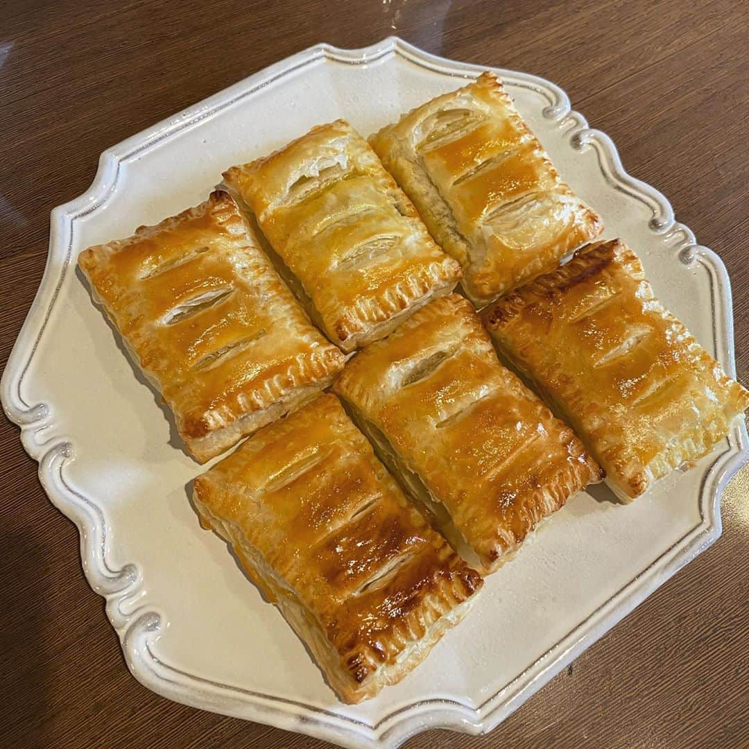 畑野ひろ子のインスタグラム：「今朝はパイを焼きました🥧 パイシートを使ったのでかなり、時短です😊」