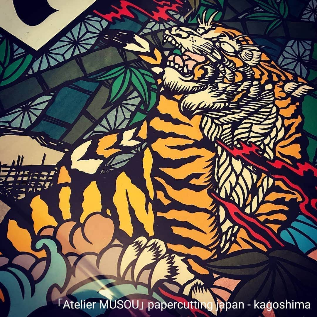 青木文明さんのインスタグラム写真 - (青木文明Instagram)「#虎 #タイガー #tiger ﻿#スカジャン  #Atelier武蒼﻿﻿﻿﻿﻿﻿ #切り絵 #切絵師 #青木文明 #九州 #鹿児島 #いちき串木野  #手仕事 #紙技 #世界に一つ  #動物園と一緒に仕事がしたい ﻿﻿﻿﻿﻿﻿ #結婚式ウェルカムボード #ウェルカムボード #ブライダル #ウェディング #結婚祝い  #贈り物 #プレゼント  #artgallery ﻿﻿﻿﻿ #gallery #japanart #designer #artist #kirie  御予算に応じて作品製作は対応いたします。 御気軽にご相談ください。 近々の納期の場合はお引き受け出来ない場合がございます。」9月4日 12時17分 - musou23