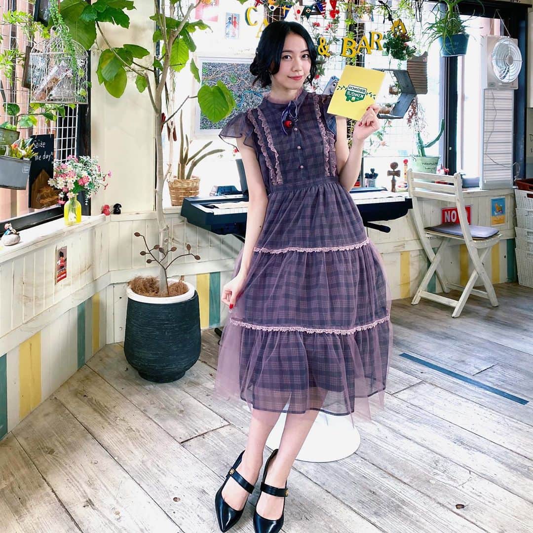 齋藤明里のインスタグラム：「. 明日の『#王様のブランチ 』は BOOKコーナー担当です🙆🏻‍♀️ . 是非ご覧くださいまし〜 . 衣装は #lodispotto  でした👸🏻 . ブランチのロゴ逆に持ってるあかりんに関してはノーコメントで🙅🏻‍♀️笑」