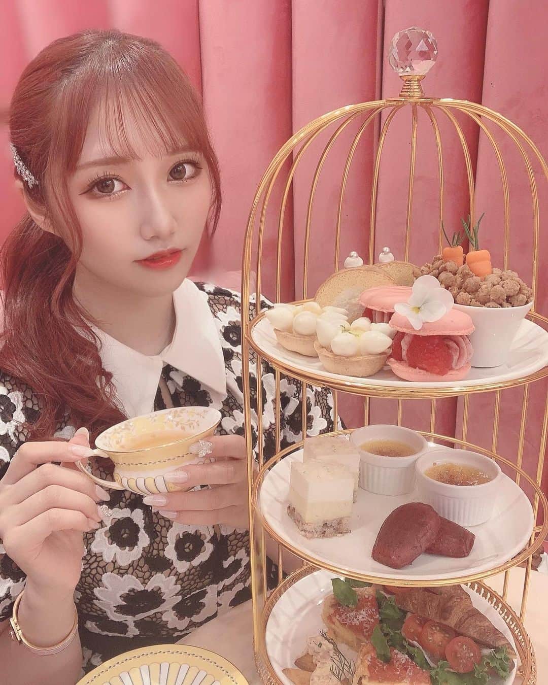 のインスタグラム：「♡Salon de Louis 2号店♡  今日お化粧めちゃくちゃ濃い ・ ・ ・ ・ #アフターヌーンティー  #斎藤あみり#av女優#プレステージ#自撮りlingerie#sexy#グラビア#性感女优 #女星#可爱#kawaii#selfie#photography」