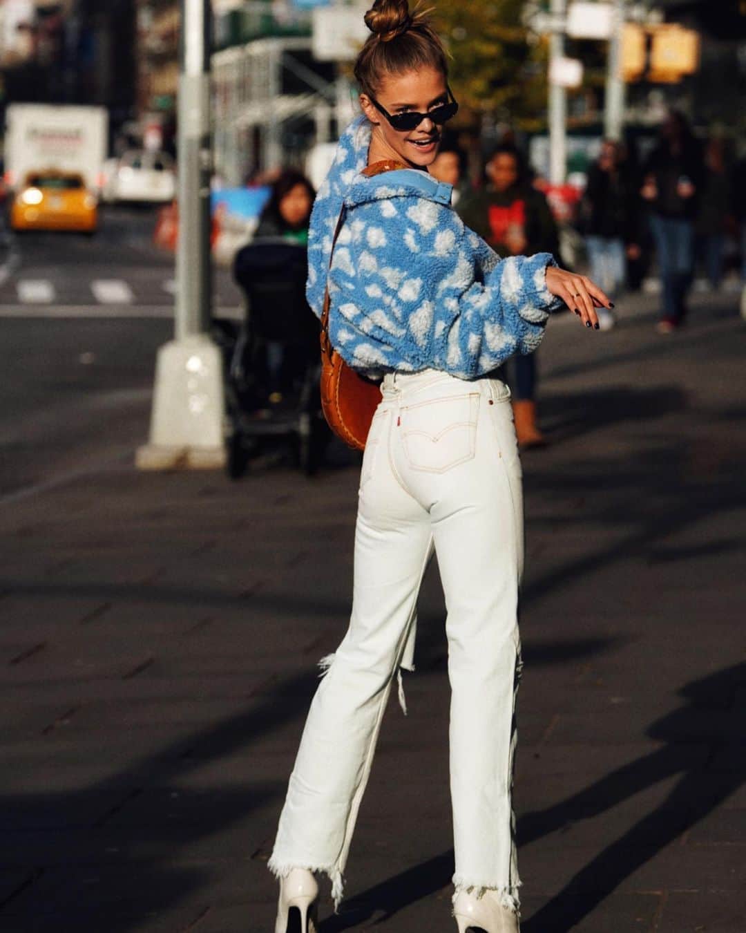 ニーナ・アグダルのインスタグラム：「I miss dressing up for the city and creative days with my best fran @taylorbphoto 😄💛」