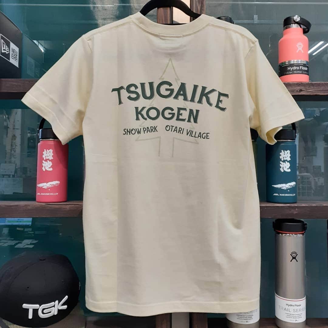 のインスタグラム：「surreal限定別注商品！栂の湯売店で販売開始しました！シンプルなデザインとカラーリングでどんなスタイルにも合わせやすいです😉 YUKO  #surreal #TSUGAIKE #限定商品 #別注 #tshirt  #tシャツコーデ  #Tシャツ #おみやげ #信州 #信州土産 #小谷村 #nagano #hakuba」