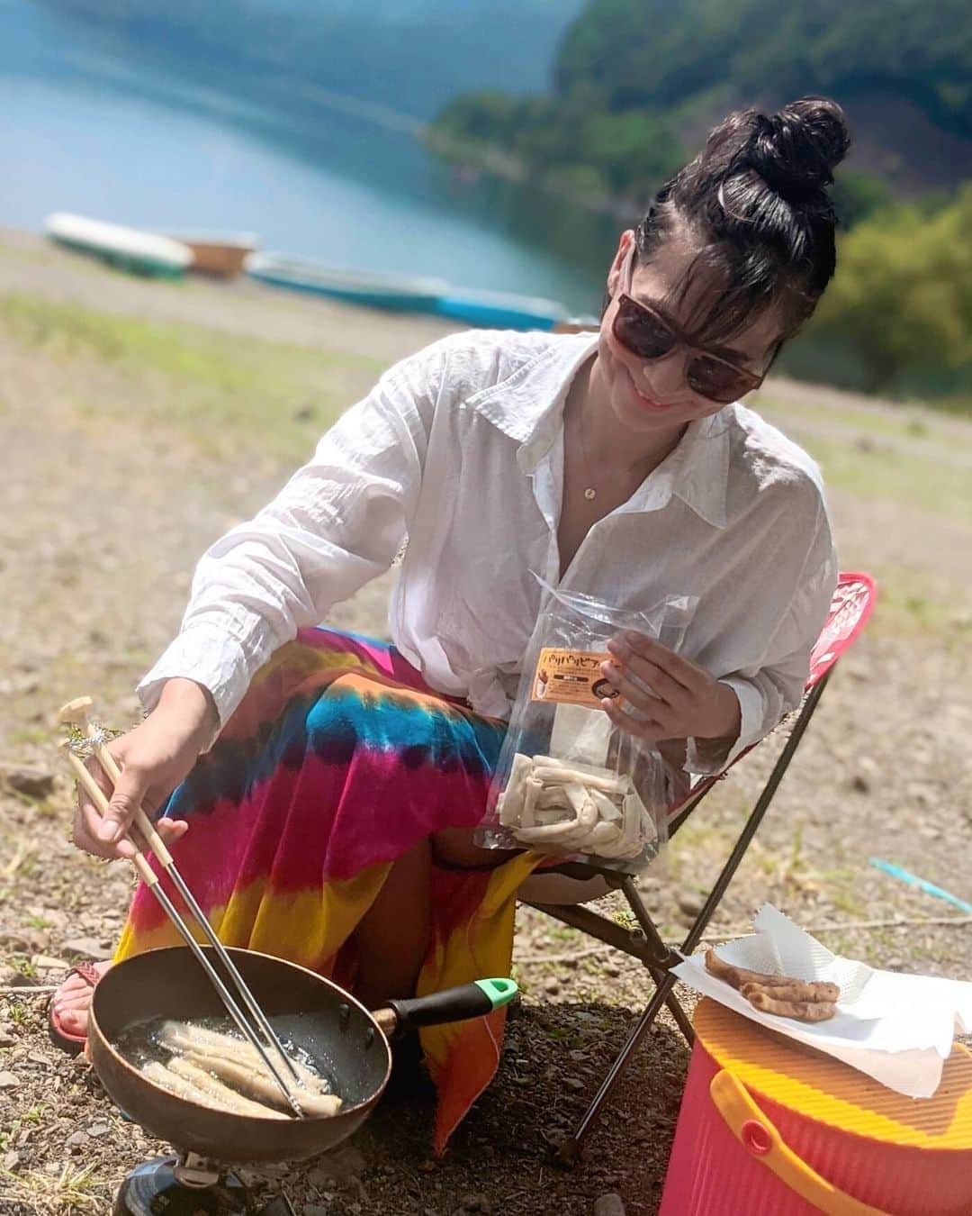 芳美リンさんのインスタグラム写真 - (芳美リンInstagram)「バーガーの添え物は、御殿場で購入した、 #パリパリビアッソー という商品。  春巻きの皮にソーセージが入っています。  肉肉しいメニュー。（笑）  温度計のついている菜箸がキャンプにめちゃくちゃ便利！  #パール金属#パール金属やば #サングラス﻿ #本栖湖#本栖湖レークサイドキャンプ場﻿ #キャンプ#アウトドア#アウトドア女子﻿﻿﻿﻿ #女子キャンパー﻿#キャンプ#camp﻿#アウトドアメニュー」9月4日 12時33分 - lynn.lynn5