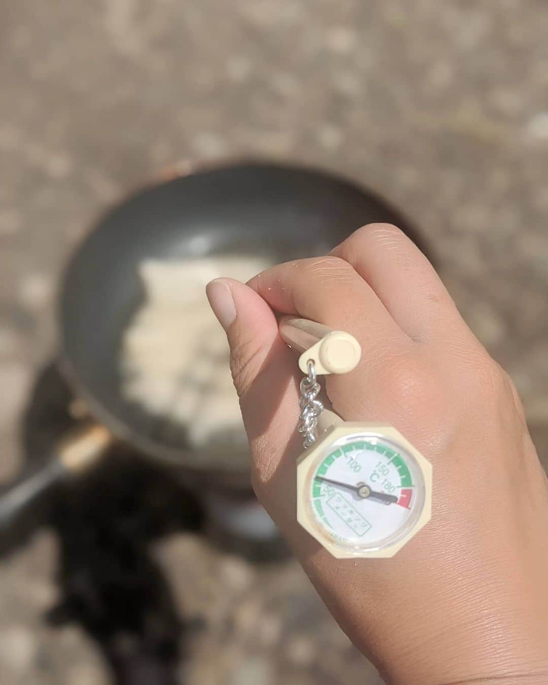 芳美リンさんのインスタグラム写真 - (芳美リンInstagram)「バーガーの添え物は、御殿場で購入した、 #パリパリビアッソー という商品。  春巻きの皮にソーセージが入っています。  肉肉しいメニュー。（笑）  温度計のついている菜箸がキャンプにめちゃくちゃ便利！  #パール金属#パール金属やば #サングラス﻿ #本栖湖#本栖湖レークサイドキャンプ場﻿ #キャンプ#アウトドア#アウトドア女子﻿﻿﻿﻿ #女子キャンパー﻿#キャンプ#camp﻿#アウトドアメニュー」9月4日 12時33分 - lynn.lynn5