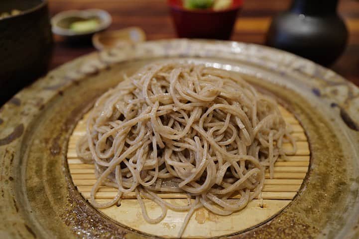 福岡グルメ 福岡ランチ「デビログ」さんのインスタグラム写真 - (福岡グルメ 福岡ランチ「デビログ」Instagram)「『赤坂けやき通り むらた』はコロナの影響で、営業時間が昼休み無しの通し営業になっているので、昼の忙しい時間をずらして伺った。 「#荒挽き田舎蕎麦 」1,000円税込は、ほんのりとした香りとのどごしがいいねぇ😋👌 かき揚げ天丼(小)600円税込は甘めのタレがかかった逸品。 ここは店内も器も洒落ているので、気持ちよく食べられるよ✌️ “お昼のおすすめ”の「むらたの昼御膳」や「けやきセット」がよさそう。 PayPayが使える。 . メニュー、他picは「デビログ」に掲載しています。 サイトを見る場合はブラウザで「デビログ」で検索👉 . #赤坂けやき通りむらた #福岡市中央区赤坂 3-9-28‬ ‪092-731-5515‬ ‪11:30～21:00 (20:30 LO)‬ 昼休み無しの通し営業 定休日：月曜日※月曜日が祝日の場合は営業、代休は無し。 . ♦️福岡グルメ 福岡ランチの店舗探しならブラウザで「デビログ」で検索👉 ♦️お得な情報やディープな店舗情報はブラウザで「もっとデビログ」で検索👉 . #福岡蕎麦 #福岡赤坂 #赤坂けやき通り #福岡そば #信州そばむらた #福岡 #博多 #fukuokapics #fukuoka #fukuokacity #hakata #fukuokagourmet #IGersJP #ig_japan #福岡グルメ #福岡ランチ #福岡ごはん #福岡ご飯 #食べログ福岡 #福岡飯 #福岡食べ歩き #福岡インスタグルメ #インスタグルメ福岡」9月4日 12時34分 - devi_takahashi