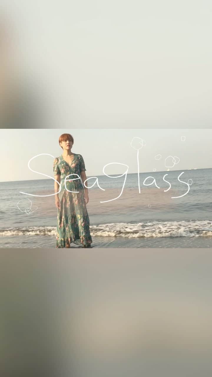 五十鈴ココのインスタグラム：「Sea glassという 小唄を書いた  Sea glassというのは 海岸に落ちてるガラス片のこと。波に揉まれて角の取れて曇りガラスみたいになってる。  引いて満ちて、様々な感情や環境に 躍らされながらも やがて 丸くなり 想いを曇りに秘めながら 海辺にたゆたう 女の子たち。 って イメージ👩‍🦰👩‍🦱👩‍🦳👩‍🦲👧  なんと MV撮影・編集は 3年前セーラー戦士として共に闘った 女優野本ほたる！ @nomoto_hotaru   五十鈴 「映像撮りたいんだよな」 ほたる 「撮ってみようよ！」  この一言で、決まり。 君はなんて男前なんだ。 撮影の間中、それはそれは男前だったよ  彼女にとって初めての映像撮影だったはず。 全てのハプニングも楽しみながら サクサクこなしていく姿、頼もしかった。  映像中の アニメーションも 彼女の閃き。  この歌も、前日にあたしが 思うままに 作った 作品なのに まるで あたしの心を映し出すかのよーな イラスト。  君の 柔らかな どこまでも 自由な 発想と行動力と男前度に惚れたよ。 ありがとう。  突然ピアノ伴奏してくれた 藤倉梓ちゃんにも大感謝🧚‍♀️ @azusafujikura   それでは お楽しみください。 Sea glass  ※YouTubeにもupしました(^^) チャンネル登録お願いもおす！👩‍🦱✨」