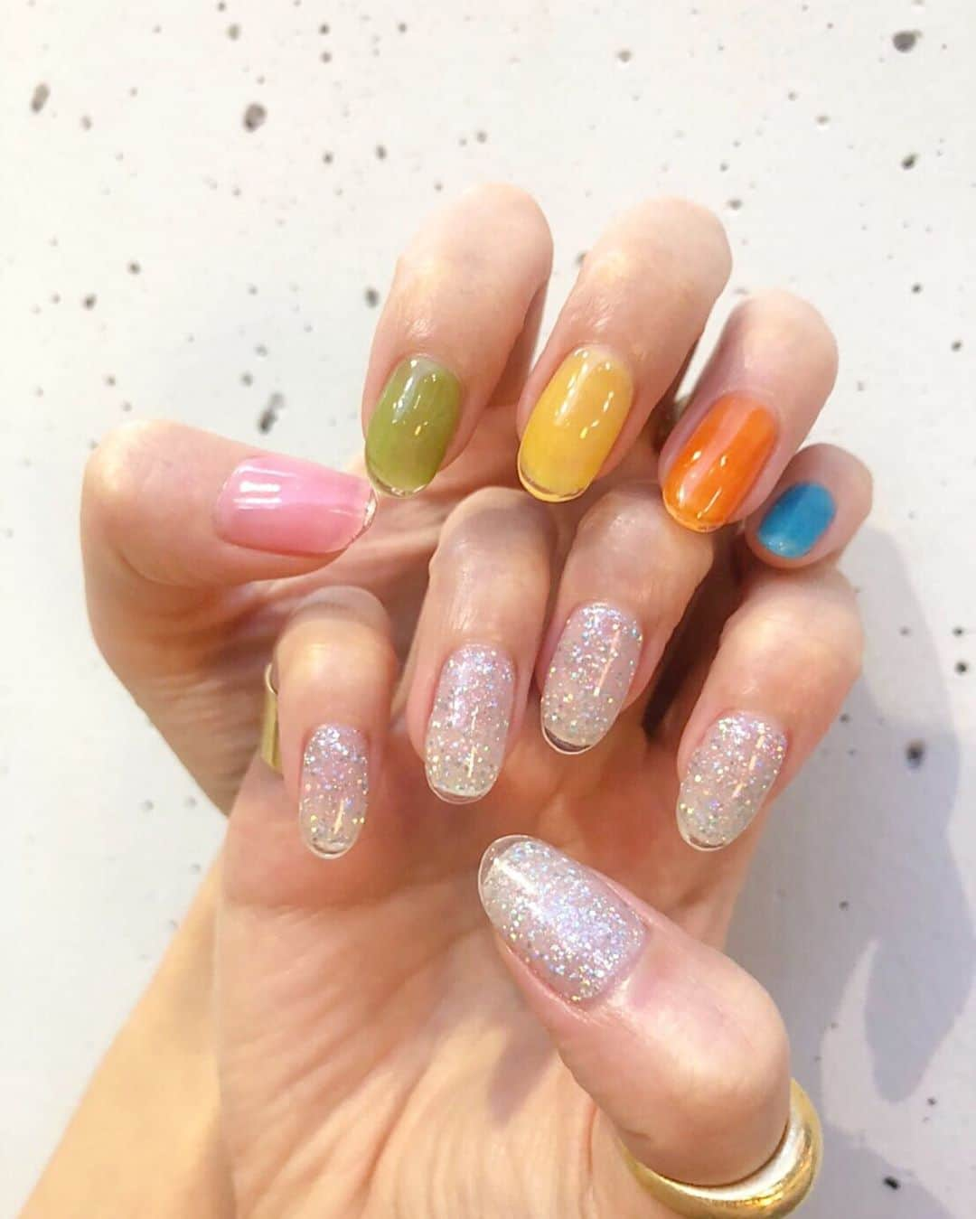 橋本江莉果さんのインスタグラム写真 - (橋本江莉果Instagram)「好きを詰め込んだ #new #nails #💅🏻﻿ ﻿ 今回はやってみたかった #長さ出し をお願いして、 #非対称ネイル に仕上げてもらいました❤️💖🧡💛💚💙💜﻿ @spica_nail﻿ ﻿ 私が想像していた長さ出し #ネイル は、チップをつけて削ってやるものだと思っていたけど、今どきのやり方はちがっていて、見ているのがたのしかった🤩﻿ ﻿ その様子は #リール にアップしているのでよかったら😚💫🌟✨﻿ ﻿ #nails #spica_nail #colorful #kirakira #clearnails #colorfulnails #クリアネイル #先端クリアネイル #カラフルネイル #カラフル #ラメ #ラメネイル #キラキラ #キラキラネイル」9月4日 12時37分 - erica_hashimoto