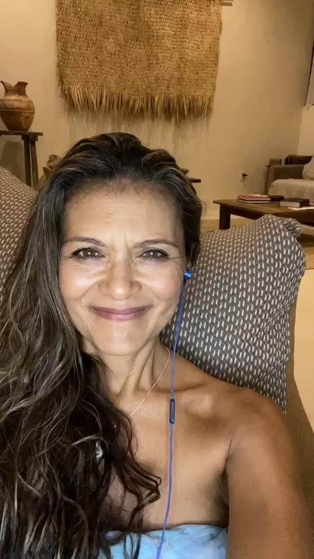 ニア・ピープルズのインスタグラム：「Chatting it up with friends and fans」