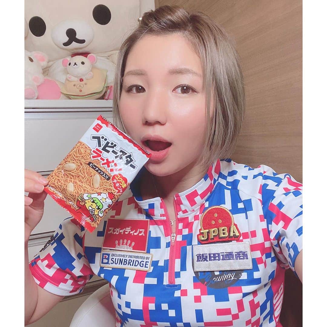 寺下智香（プロボウラー）のインスタグラム：「昨日のCHICA★SHOWTIME#19 もご視聴ありがとうございました😊 ポリポリとベビースターラーメン食べながら配信させて頂きました🍜（笑）  #CHICA★SHOWTIME #19 #ランクシーカーライブチャット #ベビースターラーメン #ピーナッツ入ってたっけ？ #次回もご覧ください #ありがとうございました #古田翔子プロ #寺下智香」