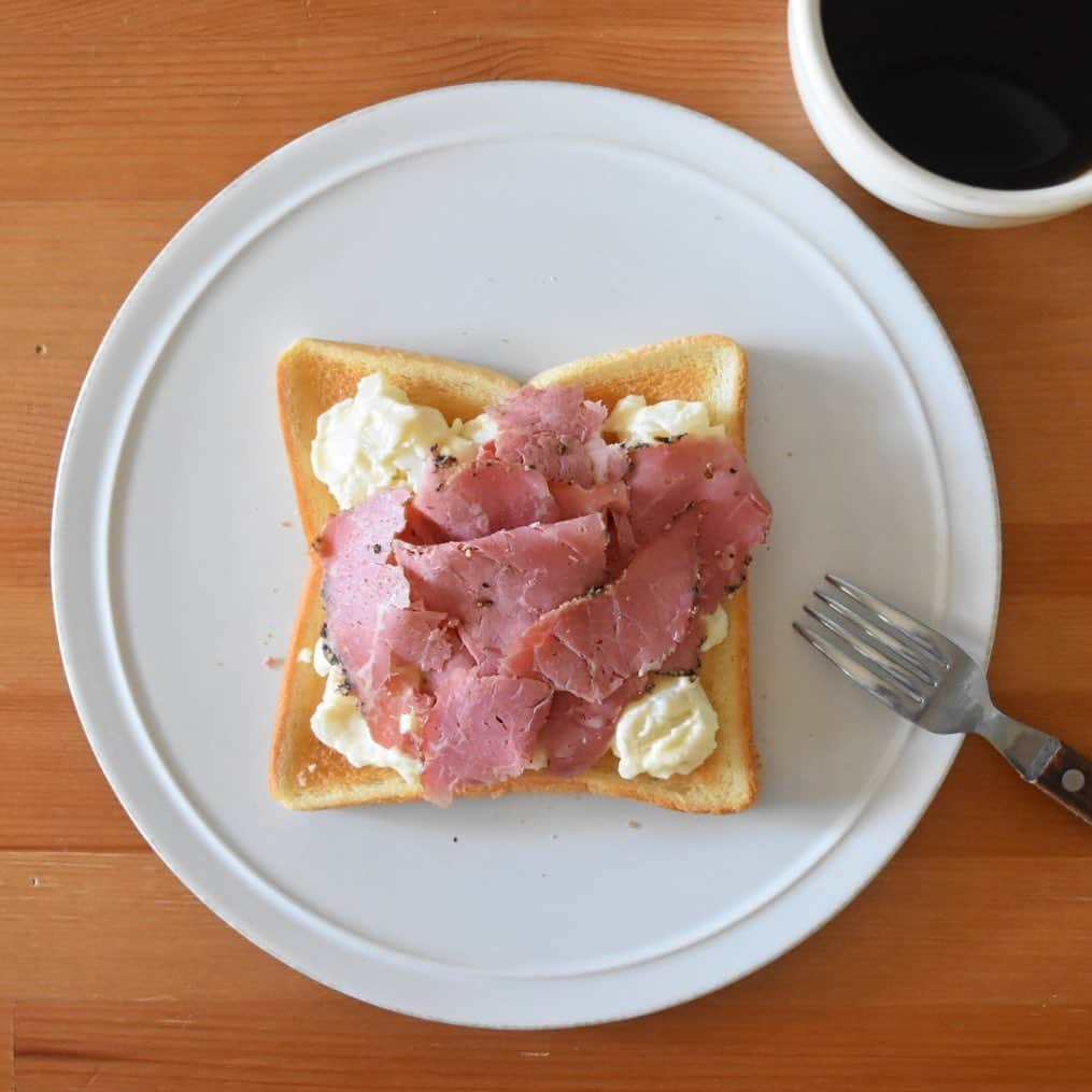 山崎佳のインスタグラム：「Today’s breakfast. ポテサラ(市販)とパストラミ。余裕があれば玉ねぎのマリネとかも作ってのせたかったけど、余裕なかった〜。 ポテサラでボリューム出るので、パンは8枚切り。」