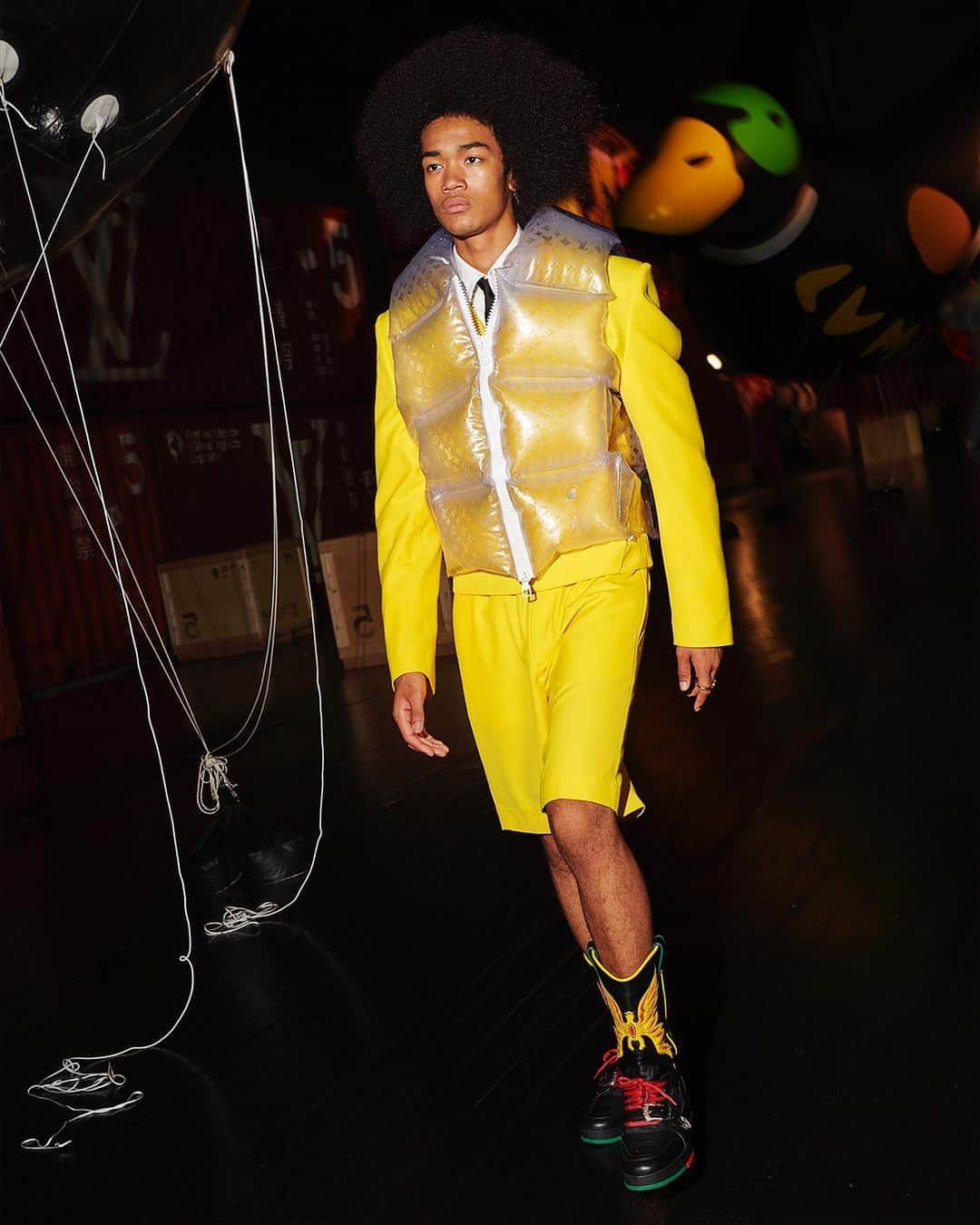 のインスタグラム：「#LVMenSS21 Amplified forms. A selection of inflatable puffer garments from @VirgilAbloh’s latest #LouisVuitton collection. See more from the show in Tokyo via link in bio.」