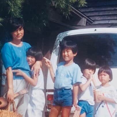 井上幸太郎のインスタグラム：「年下の母親と妹弟と の俺半ズボン  半ズボンって死語ですな。。  死語といや ばあちゃん電車のこと汽車って言ってたな…  あと 煙草をのむなとか 笑」