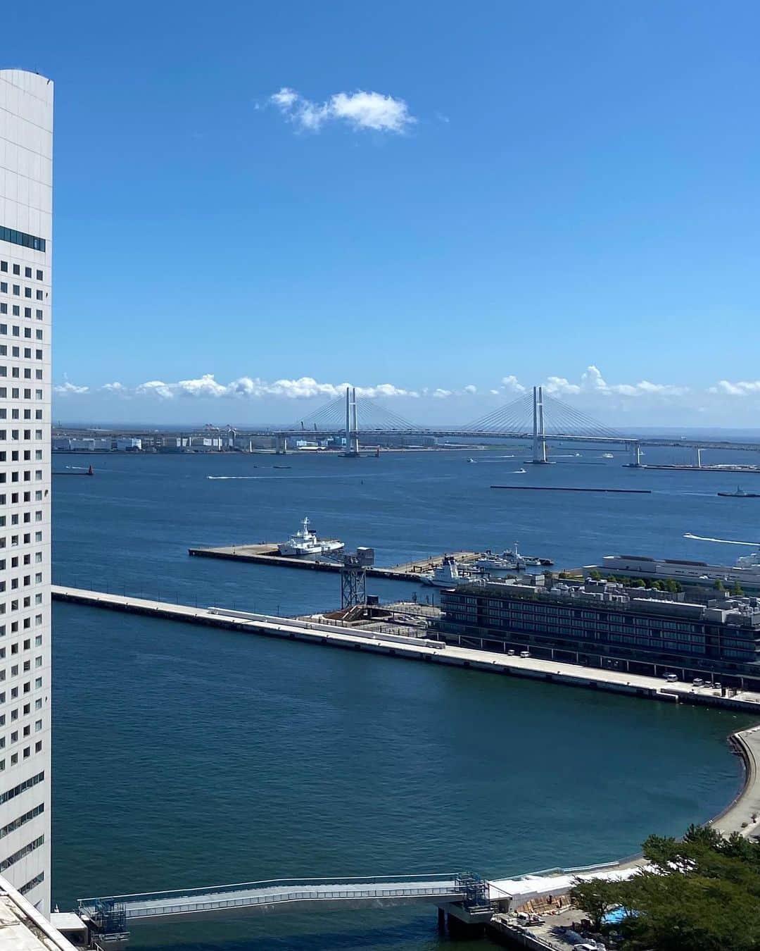 横浜ベイホテル東急［公式］さんのインスタグラム写真 - (横浜ベイホテル東急［公式］Instagram)「/ バルコニーからの景色 海の向こうにはくっきりと房総半島が！ 晴れやかな青い空と青い海 そして緑に囲まれたみなとみらいへ ぜひお出かけください！ . #空 #海 #みなとみらい  #医療従事者に感謝  #新しい生活様式  #観覧車 #旅行 #景色  #ベイ東急de収穫祭  #バルコニー #ホテル  #横浜ベイホテル東急  #みなとみらい線フォト散歩  #にしまろ探検隊  #sky #oceanview  #blue #green  #balcony #view  #travelgram #travel  #hotel #minatomirai  #yokohamabayhoteltokyu  #yokohama #japan  #myyokohama」9月4日 23時44分 - yokohamabayhoteltokyu