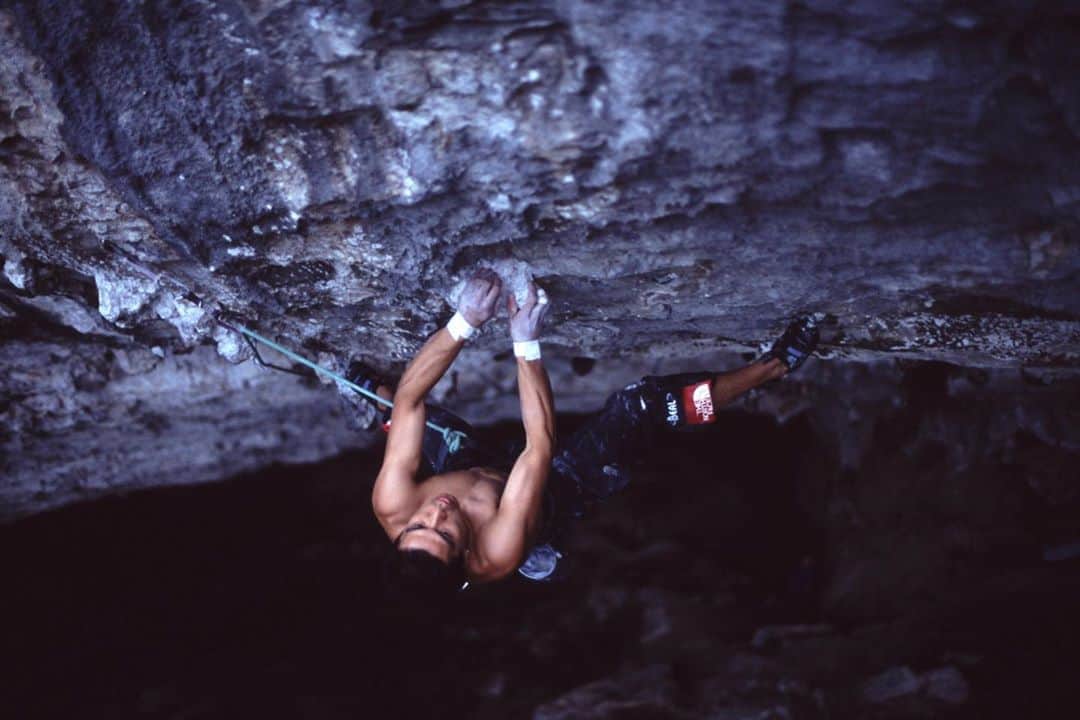 のインスタグラム：「White Zombie 8c On sight ascent October 2004. The moment of breakthrough✨  ホワイトゾンビ　5.14b オンサイト2004年10月、突き抜ける瞬間✨  @thenorthfacejp  @beal.official  @blackdiamond  @climbskinspain  @climbparkbasecamp  @boulderpark_basecamp  @basecamptokyo  @basecamponlineshop #first8c #onsight #whitezombie」