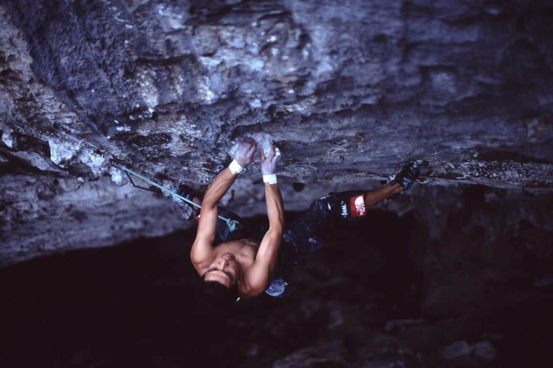 平山ユージさんのインスタグラム写真 - (平山ユージInstagram)「White Zombie 8c On sight ascent October 2004. The moment of breakthrough✨  ホワイトゾンビ　5.14b オンサイト2004年10月、突き抜ける瞬間✨  @thenorthfacejp  @beal.official  @blackdiamond  @climbskinspain  @climbparkbasecamp  @boulderpark_basecamp  @basecamptokyo  @basecamponlineshop #first8c #onsight #whitezombie」9月4日 23時45分 - yuji_hirayama_stonerider