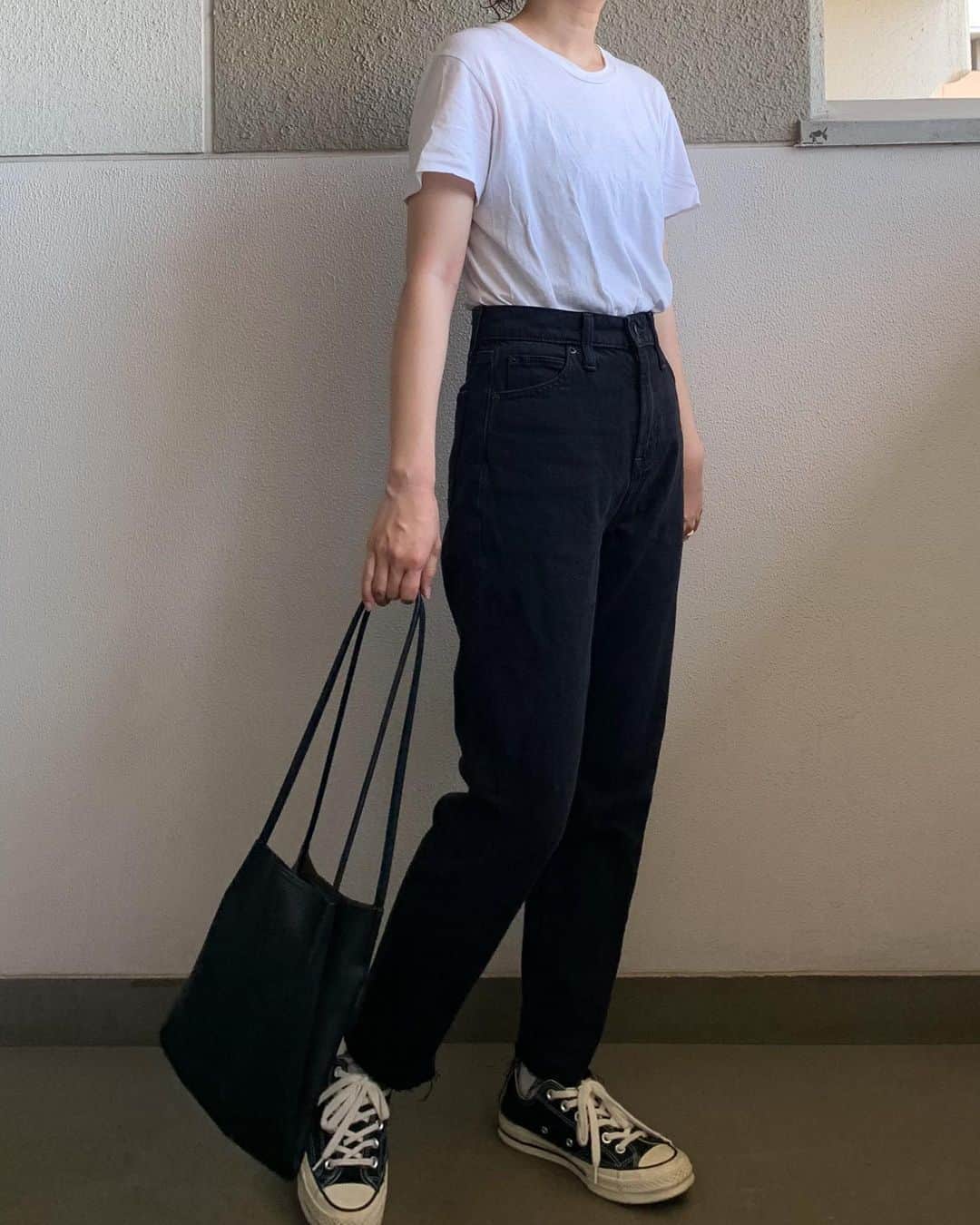 my9mj8のインスタグラム：「﻿ ちょっと役所へ色々手続きへ〜﻿ と思って出かけたのですが、﻿ 台風もきていて色々買い出ししたりして﻿ ぐったりして帰ってきました😮笑﻿ ﻿ でも備えあれば憂いなしですよね！﻿ ﻿ 皆さまもお気をつけ下さい🥺﻿ ﻿ ﻿ そして私の辛さ、、﻿ 引越し疲れで久々に口内炎ができて喋ったり、ご飯食べるたび痛いのです😑🙏🙏﻿ ﻿ ﻿ #ファッション#コーデ#コーディネート#fashion #coordinate #code #オシャレ #ootd #outfit #wear﻿」