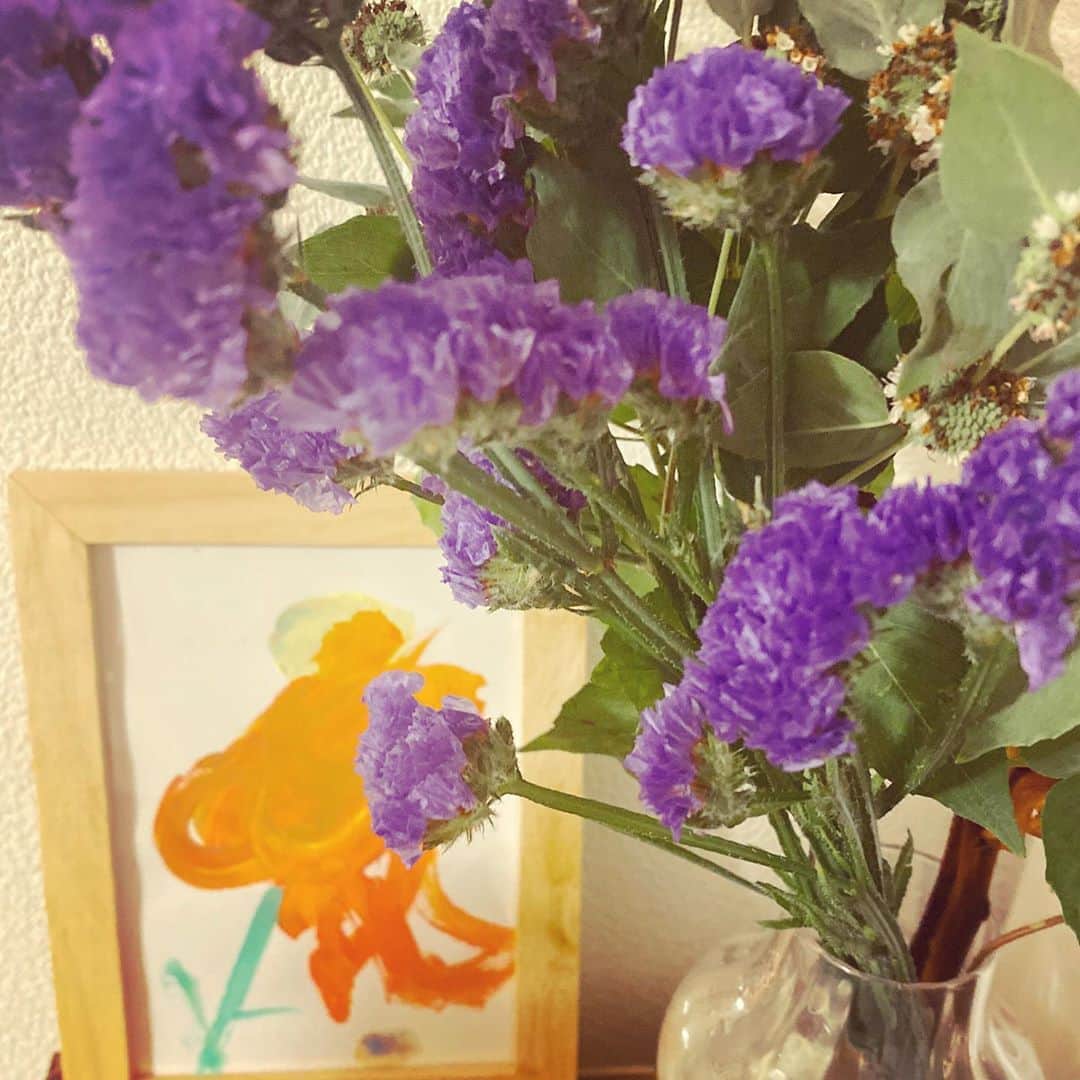 原田ゆかさんのインスタグラム写真 - (原田ゆかInstagram)「ㅤㅤㅤㅤㅤㅤㅤㅤㅤㅤㅤㅤㅤ スターチスの、お花と 甥っ子画伯の絵。ㅤㅤㅤㅤㅤㅤㅤㅤㅤㅤㅤㅤㅤ  毎日、あなた、とても、綺麗だよ、、💜💜 と伝えてる💜ㅤㅤㅤㅤㅤㅤㅤㅤㅤㅤㅤㅤㅤ  ㅤㅤㅤㅤㅤㅤㅤㅤㅤㅤㅤㅤㅤ #スターチス#Statice#お花#Flower」9月4日 22時18分 - yukachan_1223