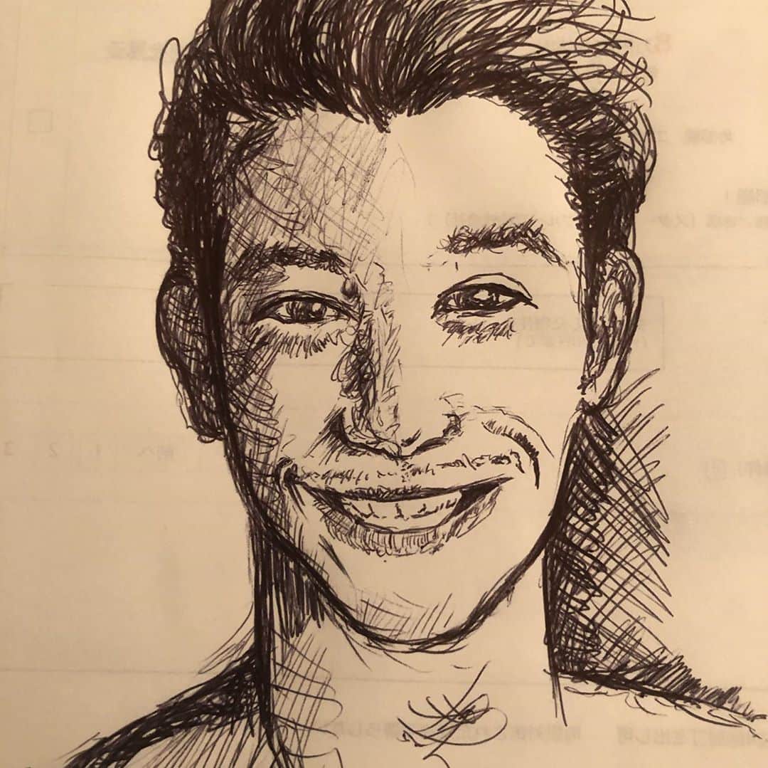 国山ハセンのインスタグラム：「友人がいきなり絵が描けるというから、この写真でやってみてとお願いしたらボールペンであっという間に。。  センスって羨ましい。  #デッサン #国山ハセン #montblanc」
