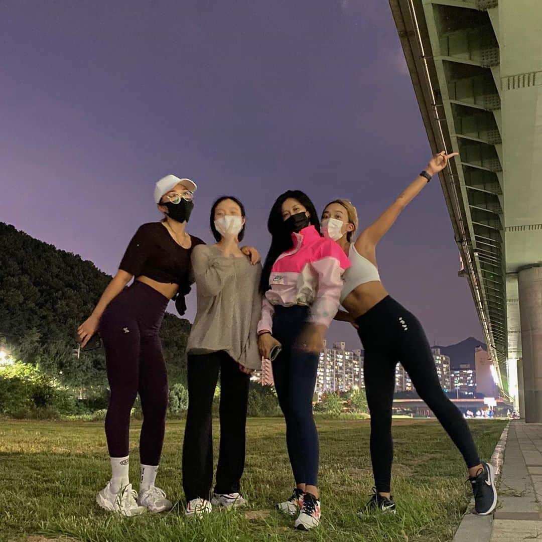 キム・ダヘのインスタグラム：「희라팸 유산소 두시간완료,. 🤸🏾‍♀️🦾」