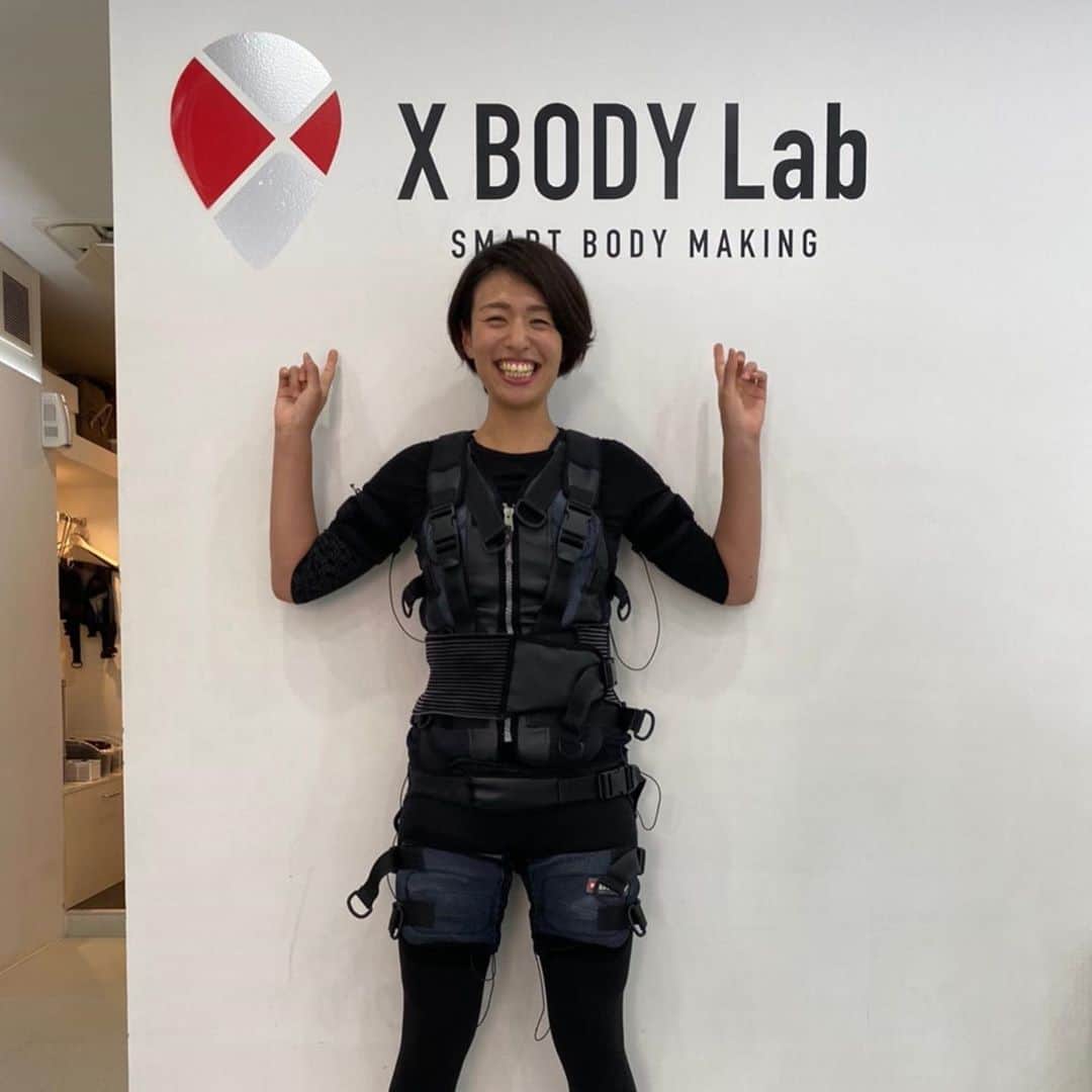 峯村沙紀さんのインスタグラム写真 - (峯村沙紀Instagram)「【 @xbodylab 】 🏋️‍♂️ 先日小学生の頃からのバレー戦友の 米山沙織 @sao1008 とトレーニングへ‼️ これからダイビング❓ のような格好をしていますが、 EMSのスーツを着て🏋️‍♂️‼︎ ◆ このスーツを着て電気を流して 20分間で2〜3時間Trしたのと同様な効果が得られると😳‼︎ 自体重だけのTrでも汗だく🌊✨ 終わった後の爽快感が半端なかったです😍‼︎ 最後に筋肉をほぐすための電気も流してもらいリラックス😙 ◆ 次の日は気持ちよく全身筋肉痛🤣💕 こーゆー刺激待ってました💚‼︎ 皆さん健康のためにも是非♬ ◆ そしてなんと👇 「インスタ見た」で麻布十番店限定 トレーニング体験¥7,000→3,000、入会金無料‼️  〜店内はコロナ対策として〜 ⭐︎入口での消毒 ⭐︎手の消毒 ⭐︎更衣室の消毒 ⭐︎更衣室が被らないようご案内 ⭐︎少人数制 ⭐︎スタッフのマスク着用　など  コロナ対策万全だったためとても安心してトレーニングできました🤗‼︎  #ランジ …膝が前に流れてしまっていますね🙅‍♀️‼︎笑 フォーム改善必須だ‼️笑  #ems #emsトレーニング #xbodylab @kayo_shiii トレーナーが同い年🏐❗️ 丁寧に教えていただきました🥰 #ご縁に感謝 #麻布十番 #ヨネックス #筋肉痛 #万歳 🙌」9月4日 22時15分 - minemuuuno.insta