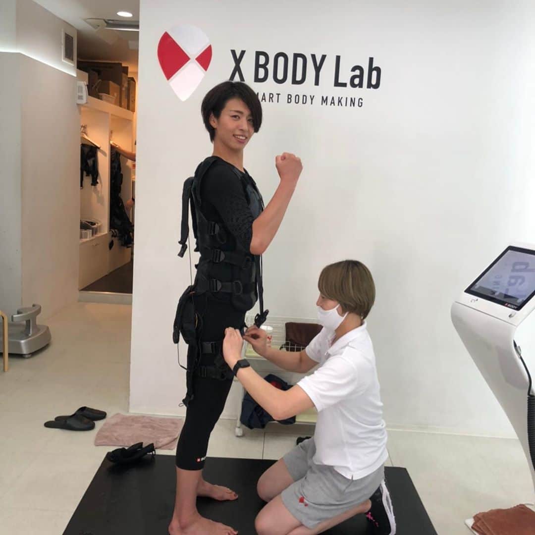 峯村沙紀さんのインスタグラム写真 - (峯村沙紀Instagram)「【 @xbodylab 】 🏋️‍♂️ 先日小学生の頃からのバレー戦友の 米山沙織 @sao1008 とトレーニングへ‼️ これからダイビング❓ のような格好をしていますが、 EMSのスーツを着て🏋️‍♂️‼︎ ◆ このスーツを着て電気を流して 20分間で2〜3時間Trしたのと同様な効果が得られると😳‼︎ 自体重だけのTrでも汗だく🌊✨ 終わった後の爽快感が半端なかったです😍‼︎ 最後に筋肉をほぐすための電気も流してもらいリラックス😙 ◆ 次の日は気持ちよく全身筋肉痛🤣💕 こーゆー刺激待ってました💚‼︎ 皆さん健康のためにも是非♬ ◆ そしてなんと👇 「インスタ見た」で麻布十番店限定 トレーニング体験¥7,000→3,000、入会金無料‼️  〜店内はコロナ対策として〜 ⭐︎入口での消毒 ⭐︎手の消毒 ⭐︎更衣室の消毒 ⭐︎更衣室が被らないようご案内 ⭐︎少人数制 ⭐︎スタッフのマスク着用　など  コロナ対策万全だったためとても安心してトレーニングできました🤗‼︎  #ランジ …膝が前に流れてしまっていますね🙅‍♀️‼︎笑 フォーム改善必須だ‼️笑  #ems #emsトレーニング #xbodylab @kayo_shiii トレーナーが同い年🏐❗️ 丁寧に教えていただきました🥰 #ご縁に感謝 #麻布十番 #ヨネックス #筋肉痛 #万歳 🙌」9月4日 22時15分 - minemuuuno.insta