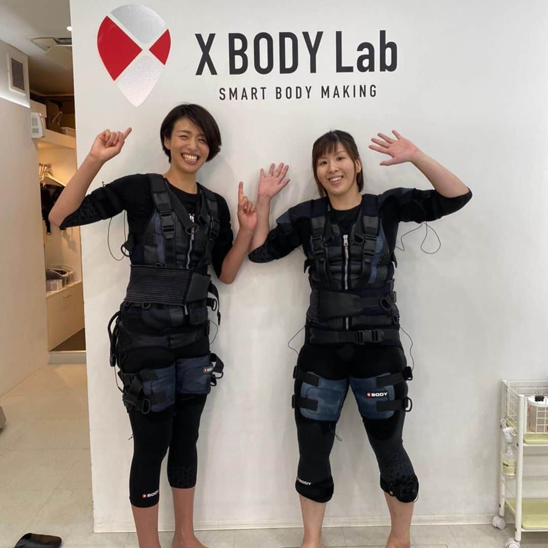 峯村沙紀さんのインスタグラム写真 - (峯村沙紀Instagram)「【 @xbodylab 】 🏋️‍♂️ 先日小学生の頃からのバレー戦友の 米山沙織 @sao1008 とトレーニングへ‼️ これからダイビング❓ のような格好をしていますが、 EMSのスーツを着て🏋️‍♂️‼︎ ◆ このスーツを着て電気を流して 20分間で2〜3時間Trしたのと同様な効果が得られると😳‼︎ 自体重だけのTrでも汗だく🌊✨ 終わった後の爽快感が半端なかったです😍‼︎ 最後に筋肉をほぐすための電気も流してもらいリラックス😙 ◆ 次の日は気持ちよく全身筋肉痛🤣💕 こーゆー刺激待ってました💚‼︎ 皆さん健康のためにも是非♬ ◆ そしてなんと👇 「インスタ見た」で麻布十番店限定 トレーニング体験¥7,000→3,000、入会金無料‼️  〜店内はコロナ対策として〜 ⭐︎入口での消毒 ⭐︎手の消毒 ⭐︎更衣室の消毒 ⭐︎更衣室が被らないようご案内 ⭐︎少人数制 ⭐︎スタッフのマスク着用　など  コロナ対策万全だったためとても安心してトレーニングできました🤗‼︎  #ランジ …膝が前に流れてしまっていますね🙅‍♀️‼︎笑 フォーム改善必須だ‼️笑  #ems #emsトレーニング #xbodylab @kayo_shiii トレーナーが同い年🏐❗️ 丁寧に教えていただきました🥰 #ご縁に感謝 #麻布十番 #ヨネックス #筋肉痛 #万歳 🙌」9月4日 22時15分 - minemuuuno.insta