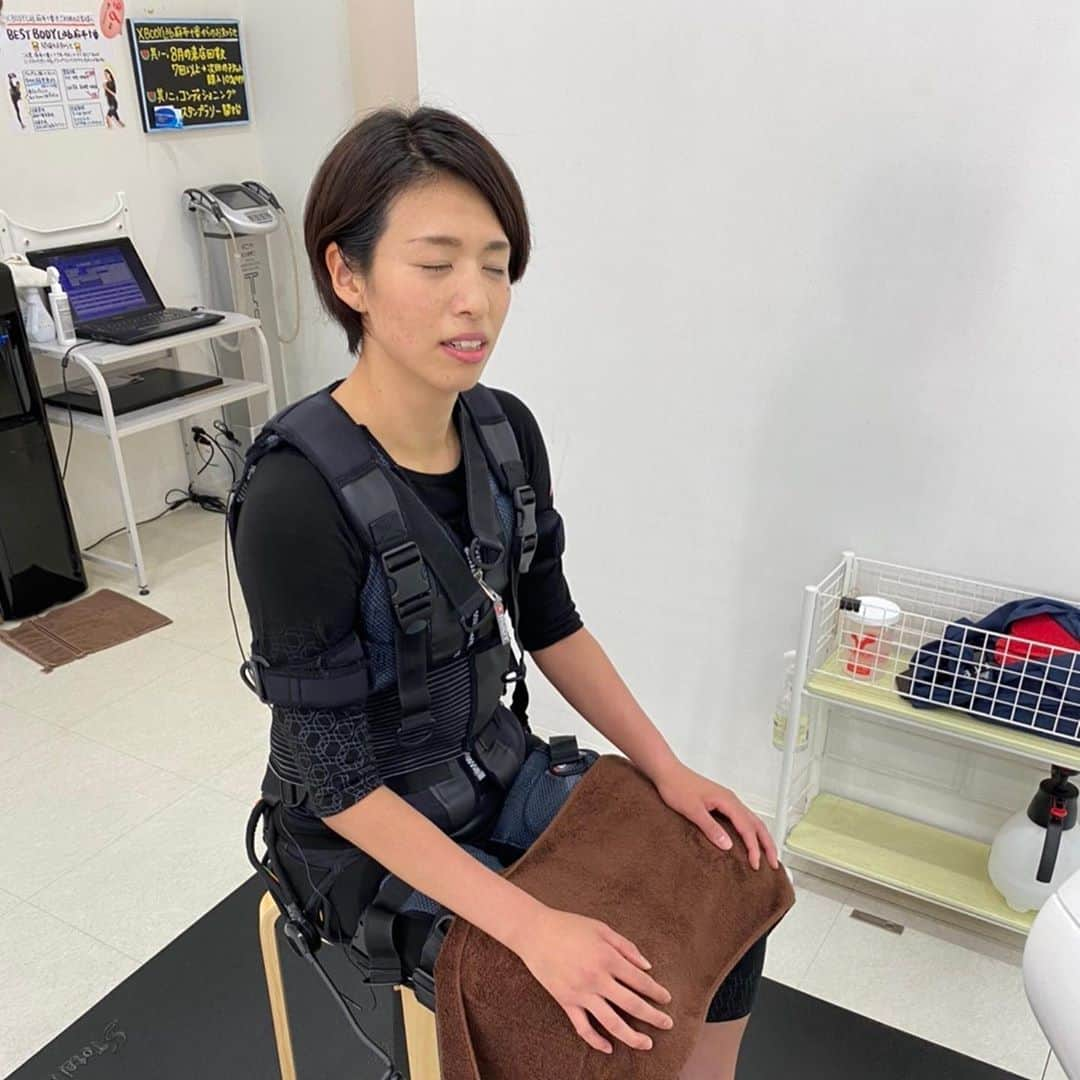 峯村沙紀さんのインスタグラム写真 - (峯村沙紀Instagram)「【 @xbodylab 】 🏋️‍♂️ 先日小学生の頃からのバレー戦友の 米山沙織 @sao1008 とトレーニングへ‼️ これからダイビング❓ のような格好をしていますが、 EMSのスーツを着て🏋️‍♂️‼︎ ◆ このスーツを着て電気を流して 20分間で2〜3時間Trしたのと同様な効果が得られると😳‼︎ 自体重だけのTrでも汗だく🌊✨ 終わった後の爽快感が半端なかったです😍‼︎ 最後に筋肉をほぐすための電気も流してもらいリラックス😙 ◆ 次の日は気持ちよく全身筋肉痛🤣💕 こーゆー刺激待ってました💚‼︎ 皆さん健康のためにも是非♬ ◆ そしてなんと👇 「インスタ見た」で麻布十番店限定 トレーニング体験¥7,000→3,000、入会金無料‼️  〜店内はコロナ対策として〜 ⭐︎入口での消毒 ⭐︎手の消毒 ⭐︎更衣室の消毒 ⭐︎更衣室が被らないようご案内 ⭐︎少人数制 ⭐︎スタッフのマスク着用　など  コロナ対策万全だったためとても安心してトレーニングできました🤗‼︎  #ランジ …膝が前に流れてしまっていますね🙅‍♀️‼︎笑 フォーム改善必須だ‼️笑  #ems #emsトレーニング #xbodylab @kayo_shiii トレーナーが同い年🏐❗️ 丁寧に教えていただきました🥰 #ご縁に感謝 #麻布十番 #ヨネックス #筋肉痛 #万歳 🙌」9月4日 22時15分 - minemuuuno.insta