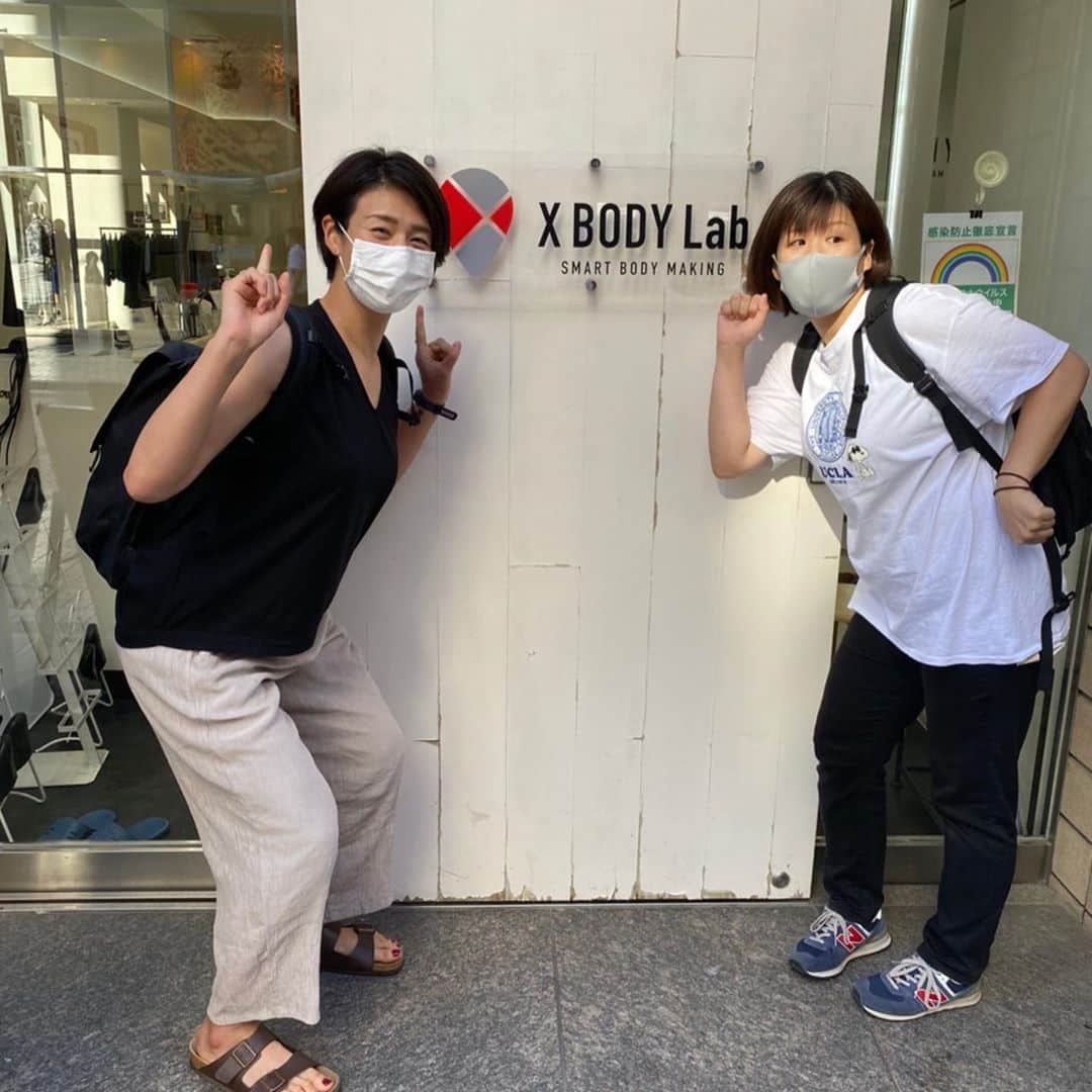 峯村沙紀さんのインスタグラム写真 - (峯村沙紀Instagram)「【 @xbodylab 】 🏋️‍♂️ 先日小学生の頃からのバレー戦友の 米山沙織 @sao1008 とトレーニングへ‼️ これからダイビング❓ のような格好をしていますが、 EMSのスーツを着て🏋️‍♂️‼︎ ◆ このスーツを着て電気を流して 20分間で2〜3時間Trしたのと同様な効果が得られると😳‼︎ 自体重だけのTrでも汗だく🌊✨ 終わった後の爽快感が半端なかったです😍‼︎ 最後に筋肉をほぐすための電気も流してもらいリラックス😙 ◆ 次の日は気持ちよく全身筋肉痛🤣💕 こーゆー刺激待ってました💚‼︎ 皆さん健康のためにも是非♬ ◆ そしてなんと👇 「インスタ見た」で麻布十番店限定 トレーニング体験¥7,000→3,000、入会金無料‼️  〜店内はコロナ対策として〜 ⭐︎入口での消毒 ⭐︎手の消毒 ⭐︎更衣室の消毒 ⭐︎更衣室が被らないようご案内 ⭐︎少人数制 ⭐︎スタッフのマスク着用　など  コロナ対策万全だったためとても安心してトレーニングできました🤗‼︎  #ランジ …膝が前に流れてしまっていますね🙅‍♀️‼︎笑 フォーム改善必須だ‼️笑  #ems #emsトレーニング #xbodylab @kayo_shiii トレーナーが同い年🏐❗️ 丁寧に教えていただきました🥰 #ご縁に感謝 #麻布十番 #ヨネックス #筋肉痛 #万歳 🙌」9月4日 22時15分 - minemuuuno.insta