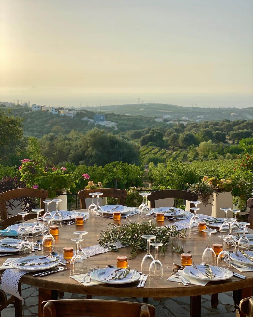 ヨハネス・ヒューブルさんのインスタグラム写真 - (ヨハネス・ヒューブルInstagram)「Most beautiful setting for my brothers intimate wedding ceremony and blissful blue beaches as the hangover cure the day after 🇬🇷 #swipe σε ευχαριστώ πάρα πολύ #family ❤️」9月4日 22時16分 - johanneshuebl