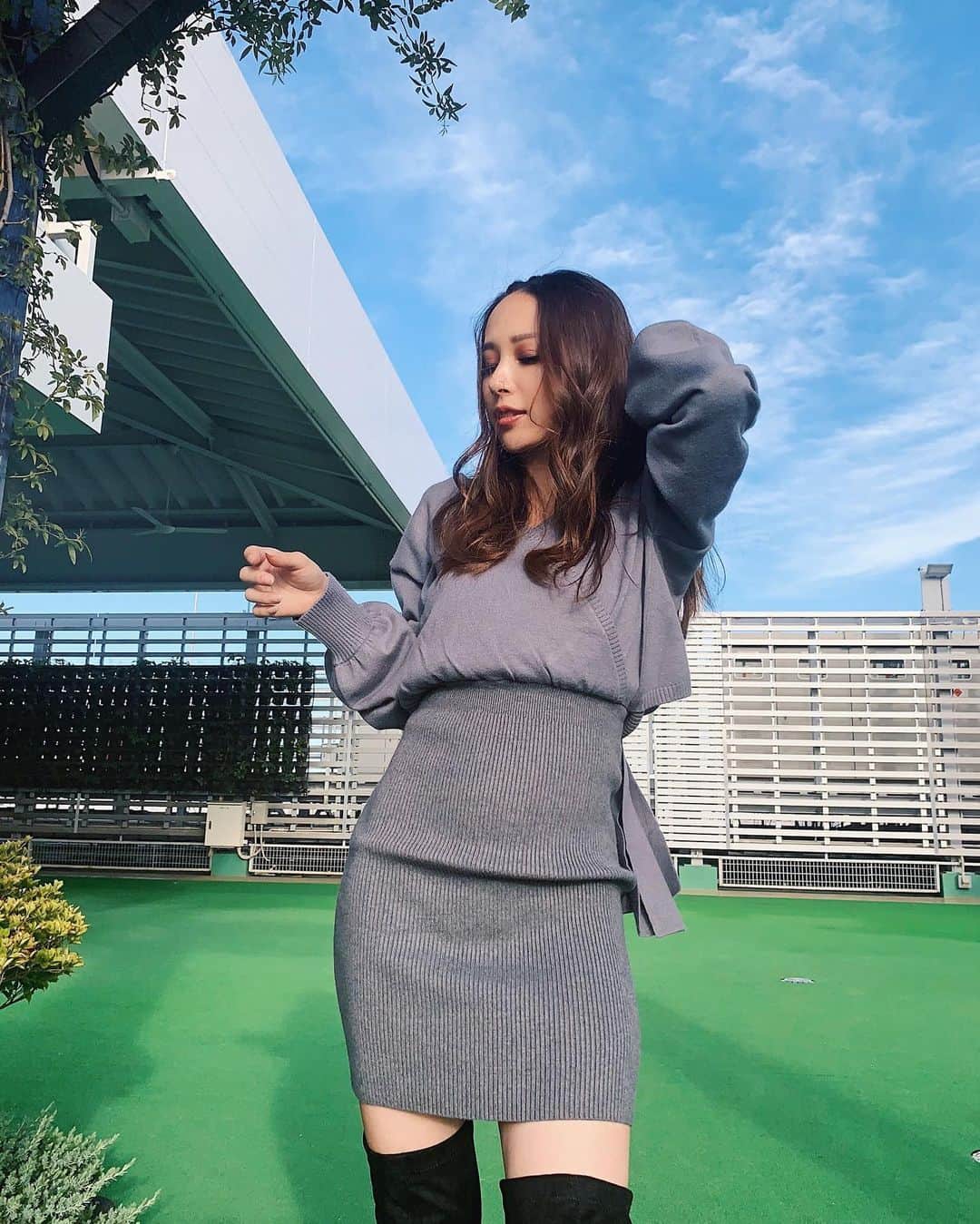のインスタグラム：「. 本日は沢山のご来店 ありがとうございました🙏🏼💓 . 初日大盛況で喋り倒しましたが 明日も元気に頑張ります🙋‍♀️✨ . そしてインスタライブ 店頭でも大人気すぎたワンピ💓 この色がドツボすぎて即買いです🥺✨ . #lip_official #lipservice #fashion #code #ootd #北千住ルミネ #lip_misaki」