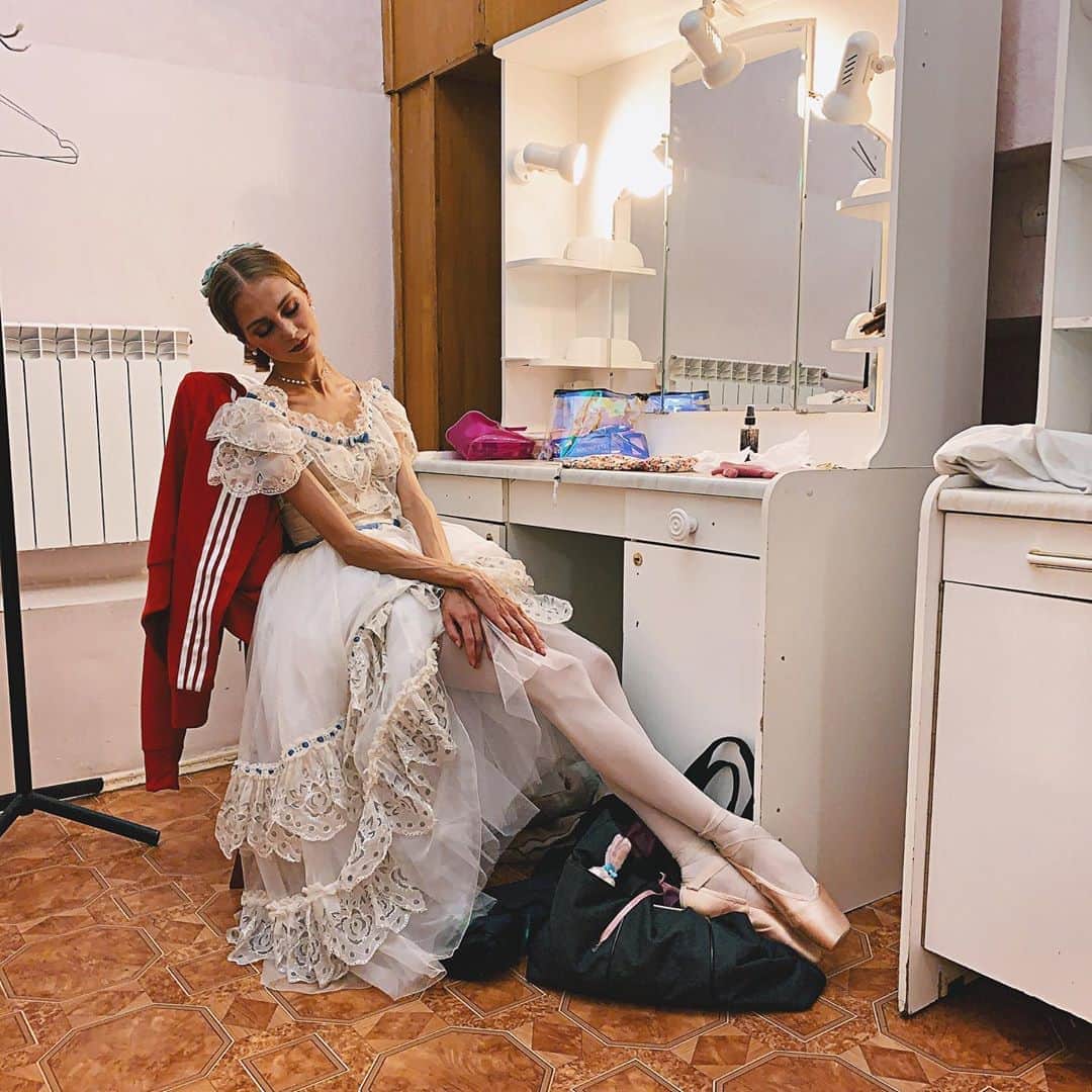ダリア・イオノワのインスタグラム：「«закрыть сезон» - попытка номер 2 🤪  _______________________________________  #spb #saintpetersburg #mariinsky #mariinskytheatre #mariinskyballet #mariinskydancer #vaganovastudents #ballet」