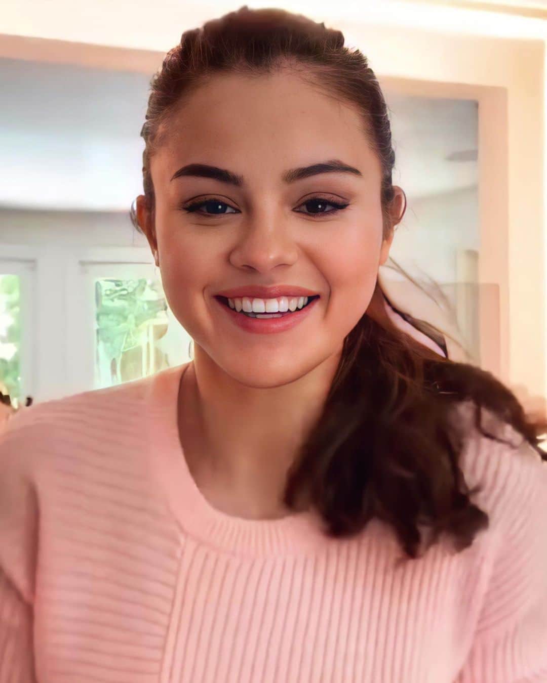 Always With Selenaのインスタグラム：「I can't wait for @rarebeauty to start shipping internationally」
