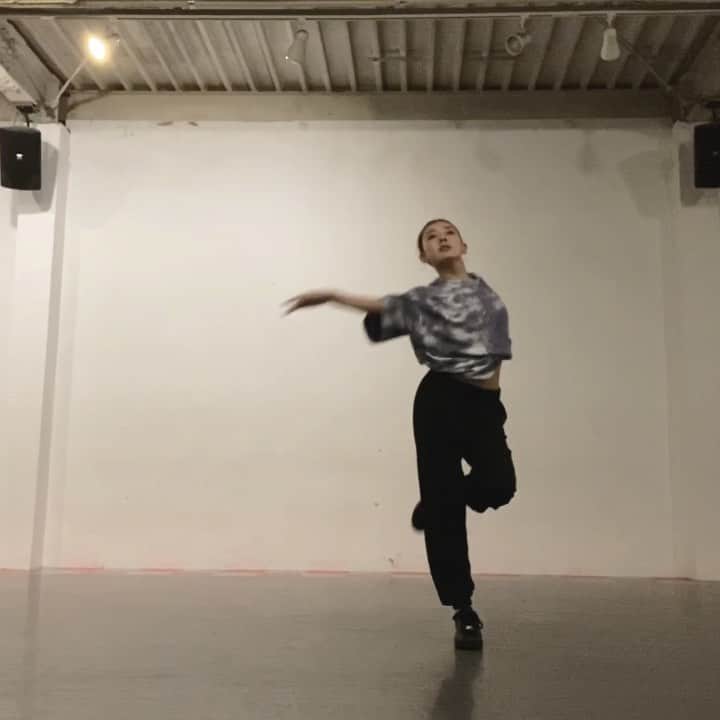 のインスタグラム：「. . 8月streetjazz振り付け🦋🦋🦋 #fakelove 🦋🦋🦋 @_eill_  . #kyotodance #streetjazz」
